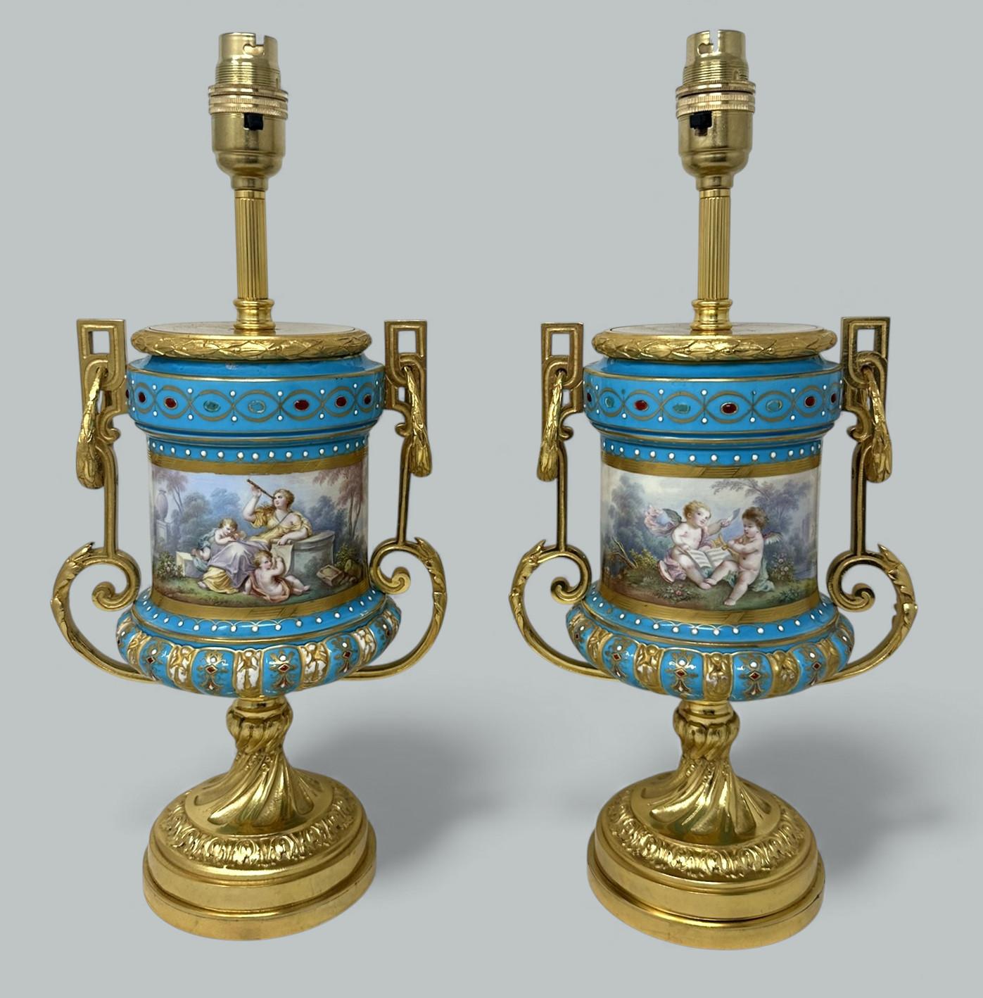 Français Paire d'anciennes lampes de table en porcelaine de Sèvres, ormolu, bleu céleste Jewell en vente
