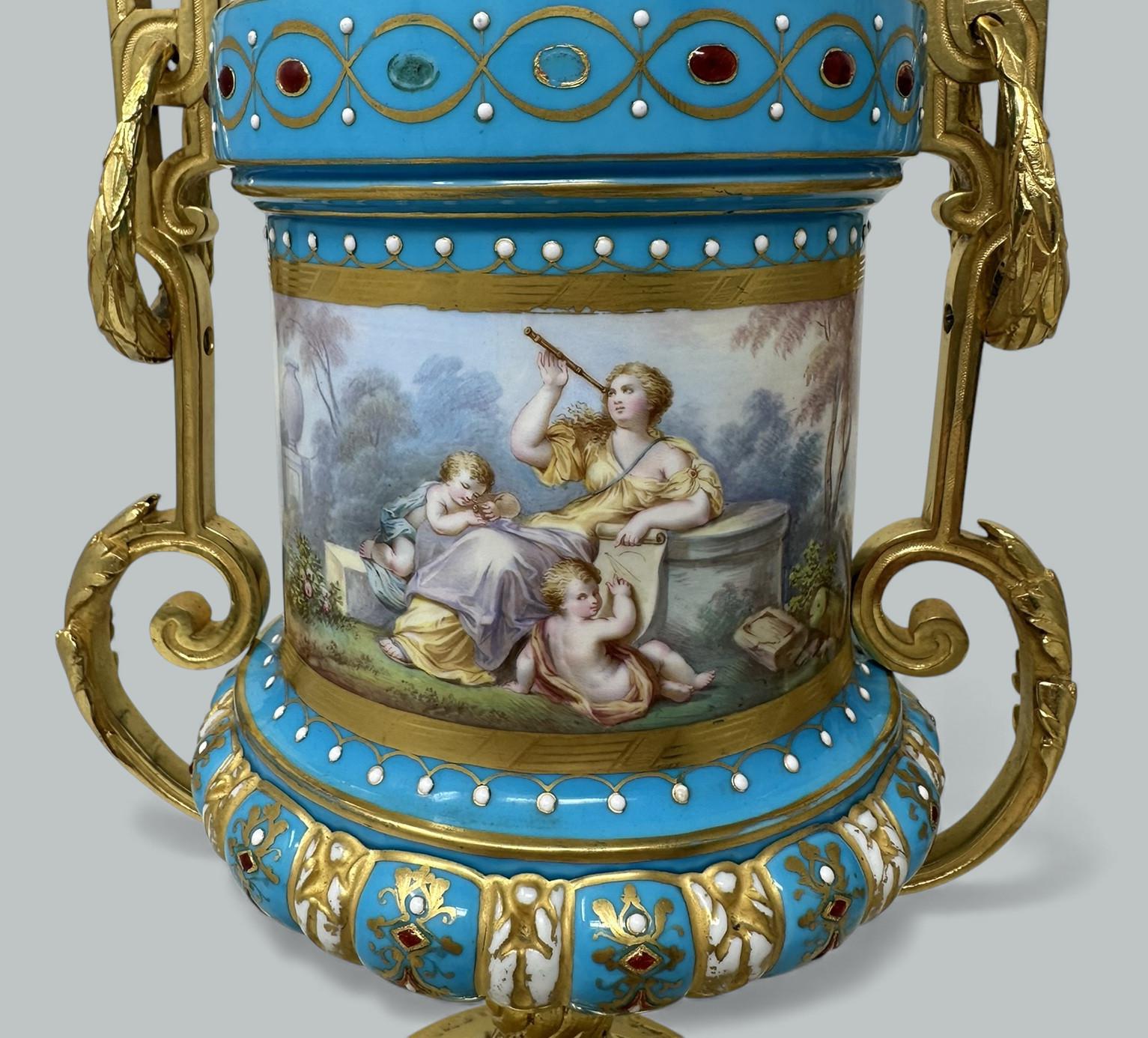 XIXe siècle Paire d'anciennes lampes de table en porcelaine de Sèvres, ormolu, bleu céleste Jewell en vente