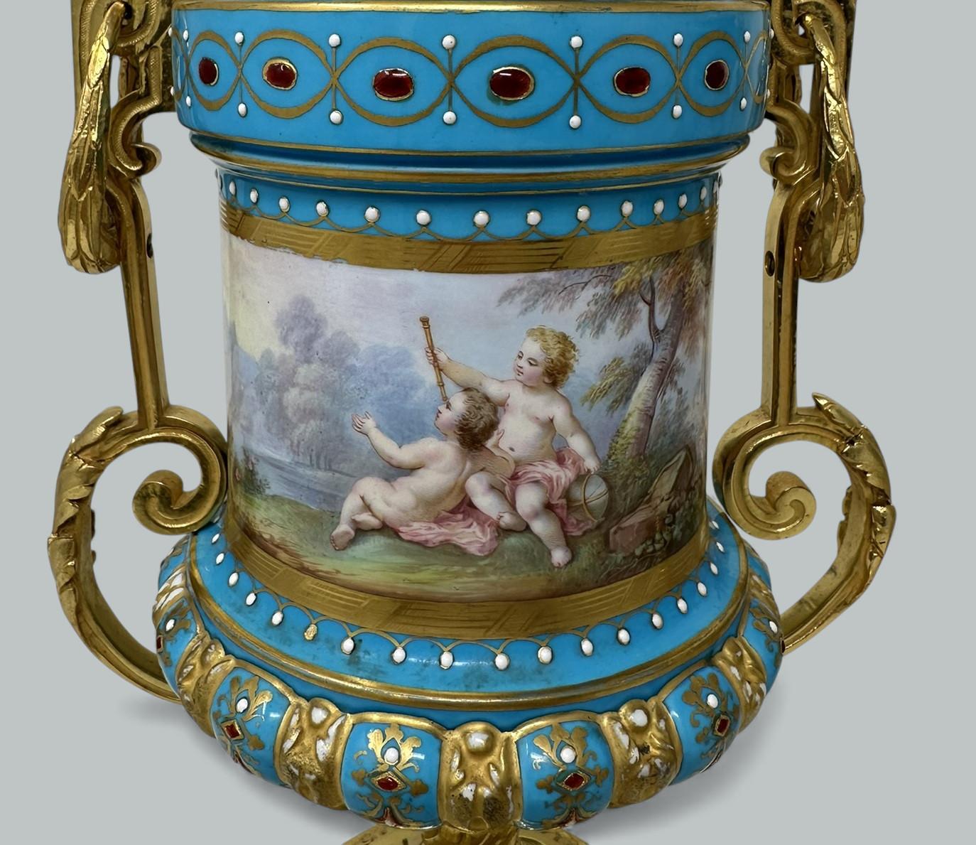 Céramique Paire d'anciennes lampes de table en porcelaine de Sèvres, ormolu, bleu céleste Jewell en vente