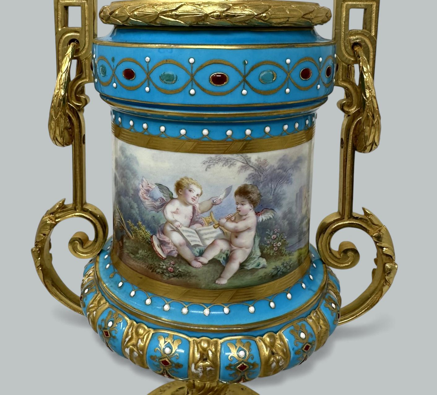 Paire d'anciennes lampes de table en porcelaine de Sèvres, ormolu, bleu céleste Jewell en vente 1