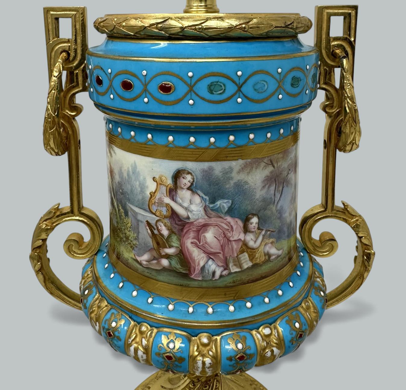Paire d'anciennes lampes de table en porcelaine de Sèvres, ormolu, bleu céleste Jewell en vente 2