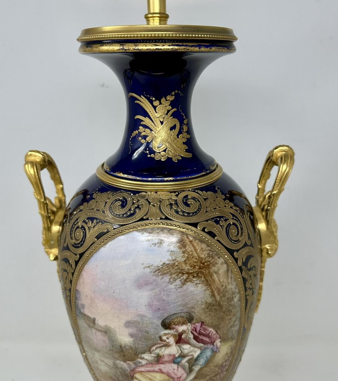 Français Paire d'anciennes lampes de table à urne en porcelaine de Sèvres, bronze doré et bronze d'orfèvrerie.  en vente