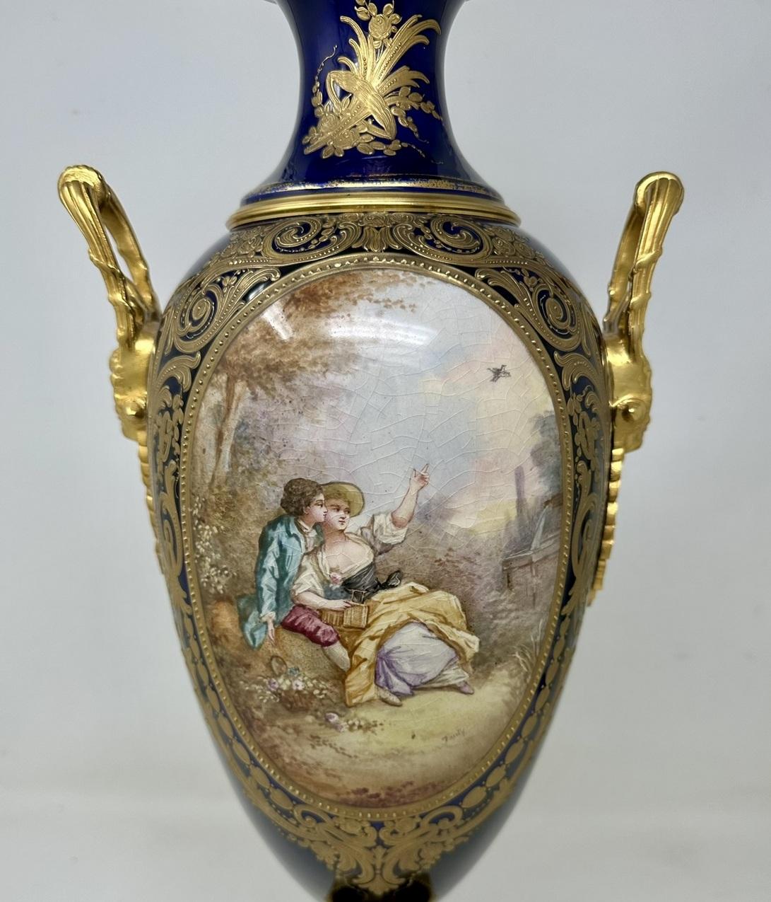 XIXe siècle Paire d'anciennes lampes de table à urne en porcelaine de Sèvres, bronze doré et bronze d'orfèvrerie.  en vente