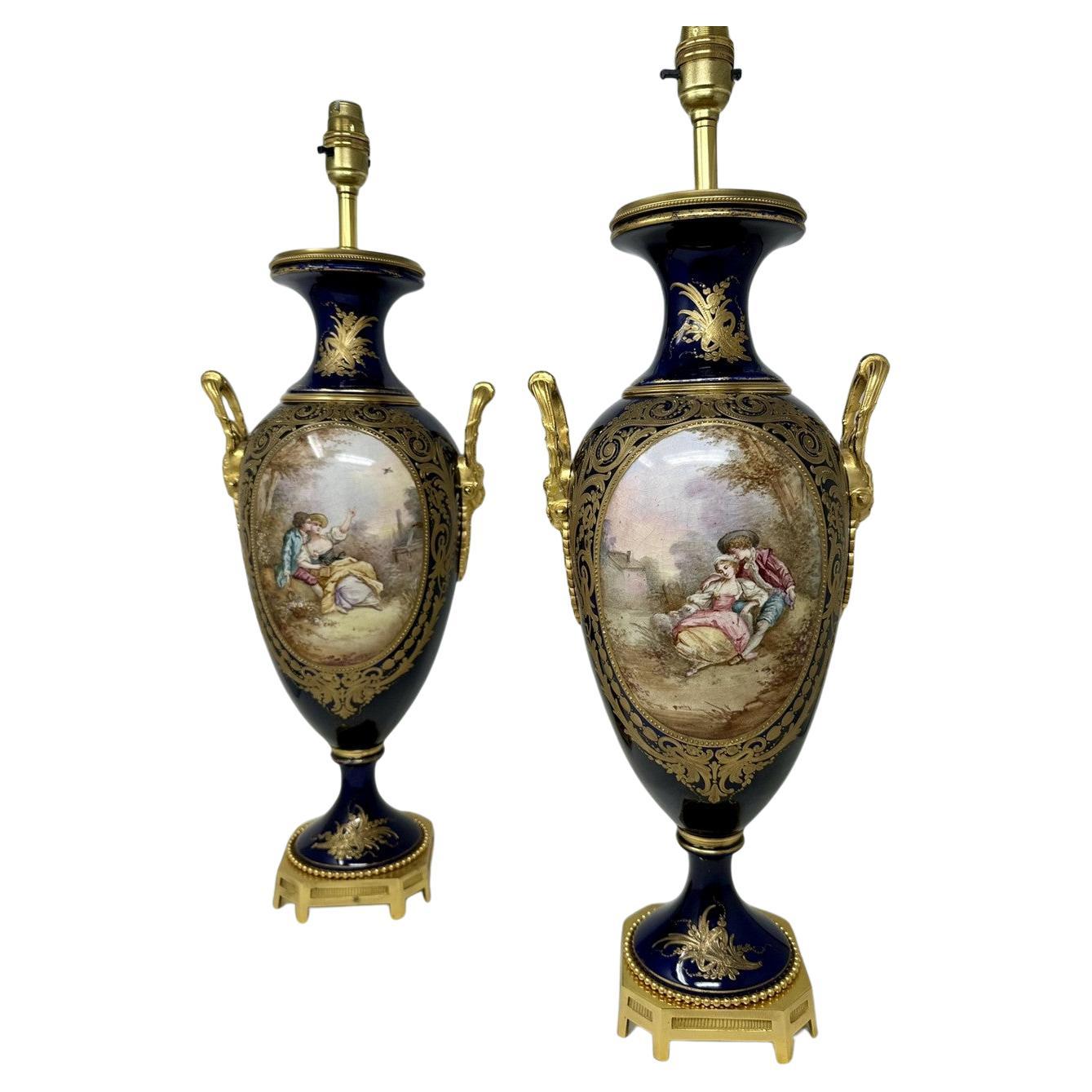 Paire d'anciennes lampes de table à urne en porcelaine de Sèvres, bronze doré et bronze d'orfèvrerie.  en vente