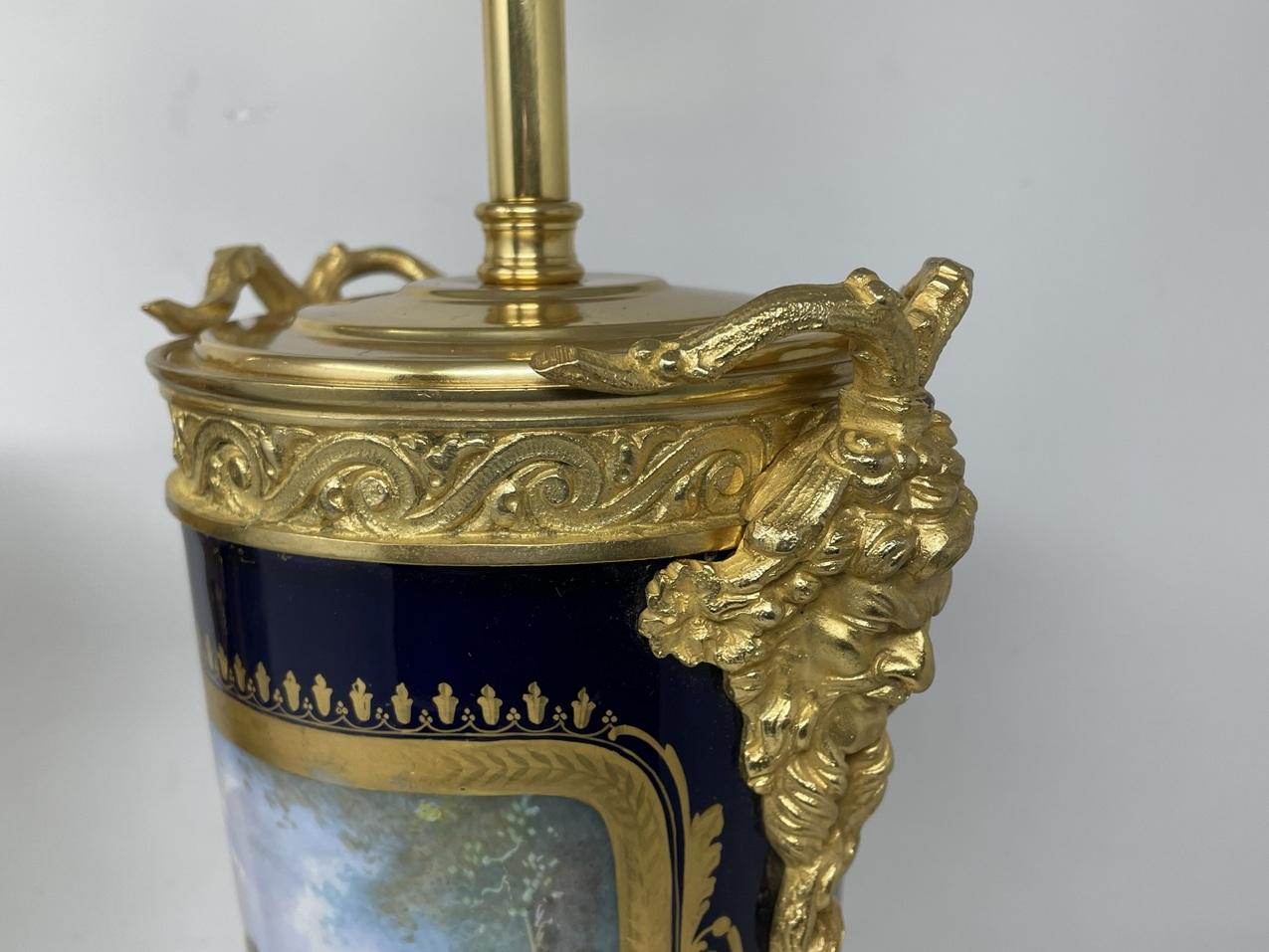 Par Antique French Sèvres Porcelana Ormolu Bronce Dorado Dore Urnas de Mesa Lámparas Cerámico en venta