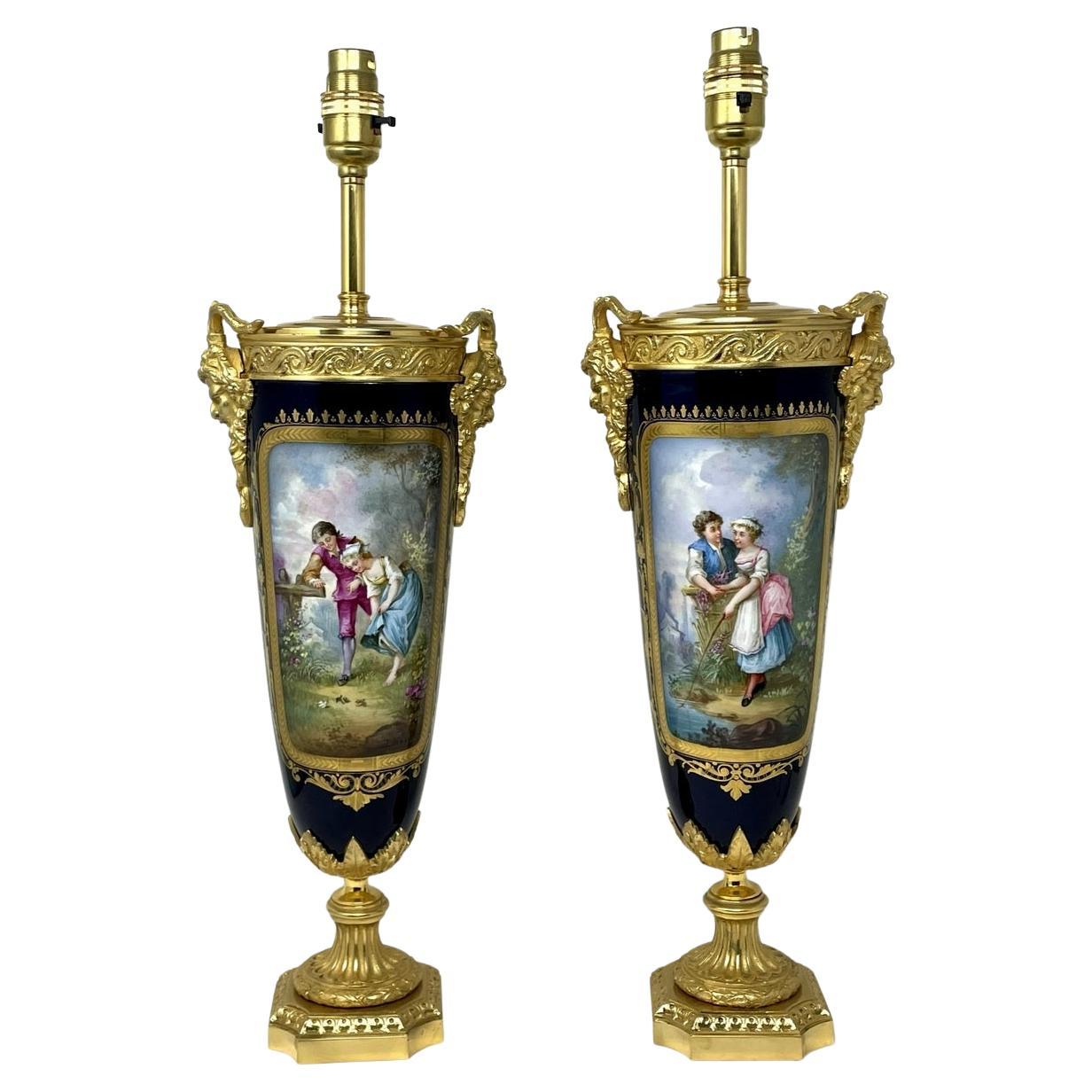 Paire d'anciennes lampes de table en porcelaine de Sèvres, bronze doré et bronze d'ornementation