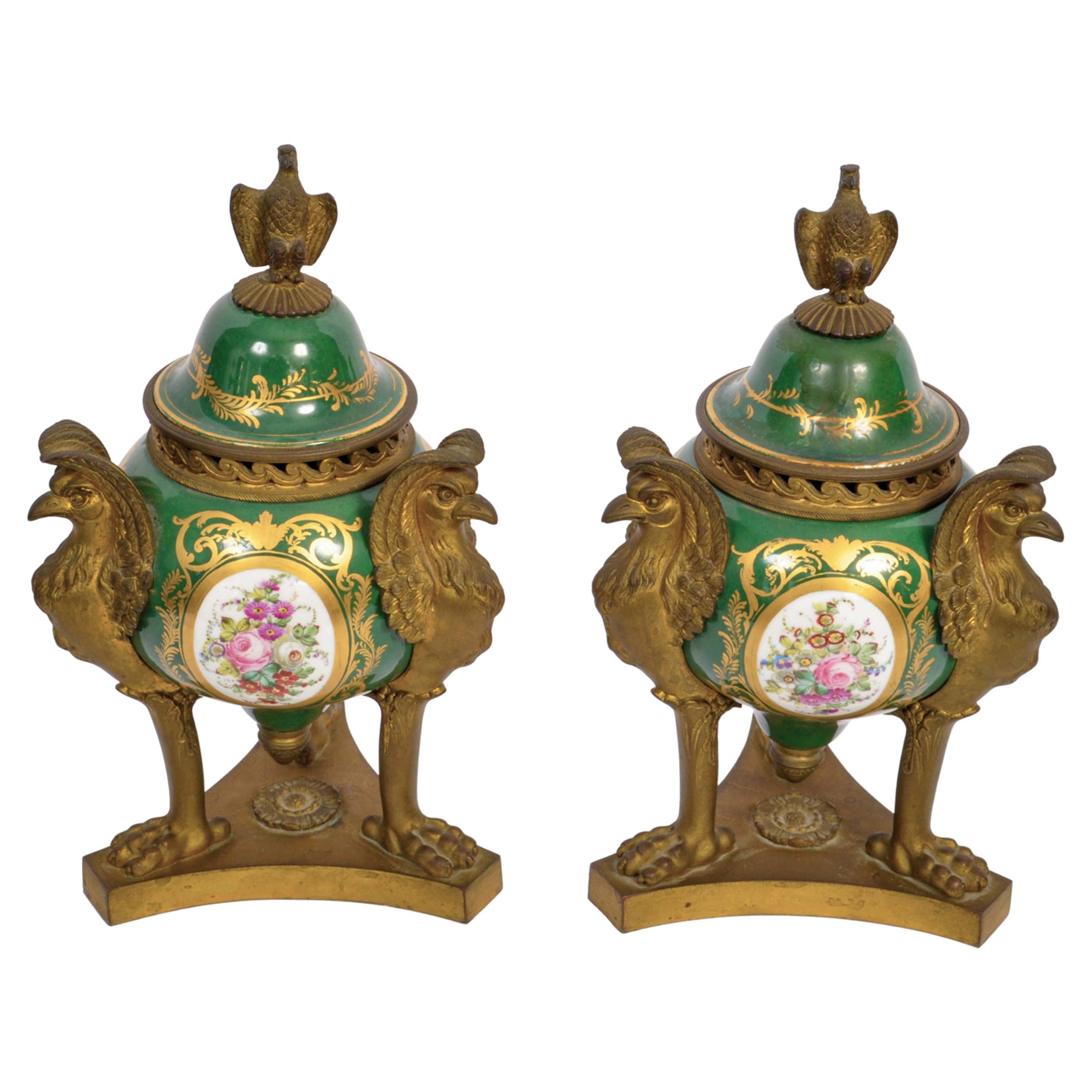 Coppia di antichi pot pourri con coperchio in porcellana di Sevres e urne con coperchio in bronzo dorato, 1804-1809.
Le urne hanno un ricco fondo rosso con pannelli dorati, i coperchi a cupola con terminali a forma di aquila in bronzo dorato, sotto