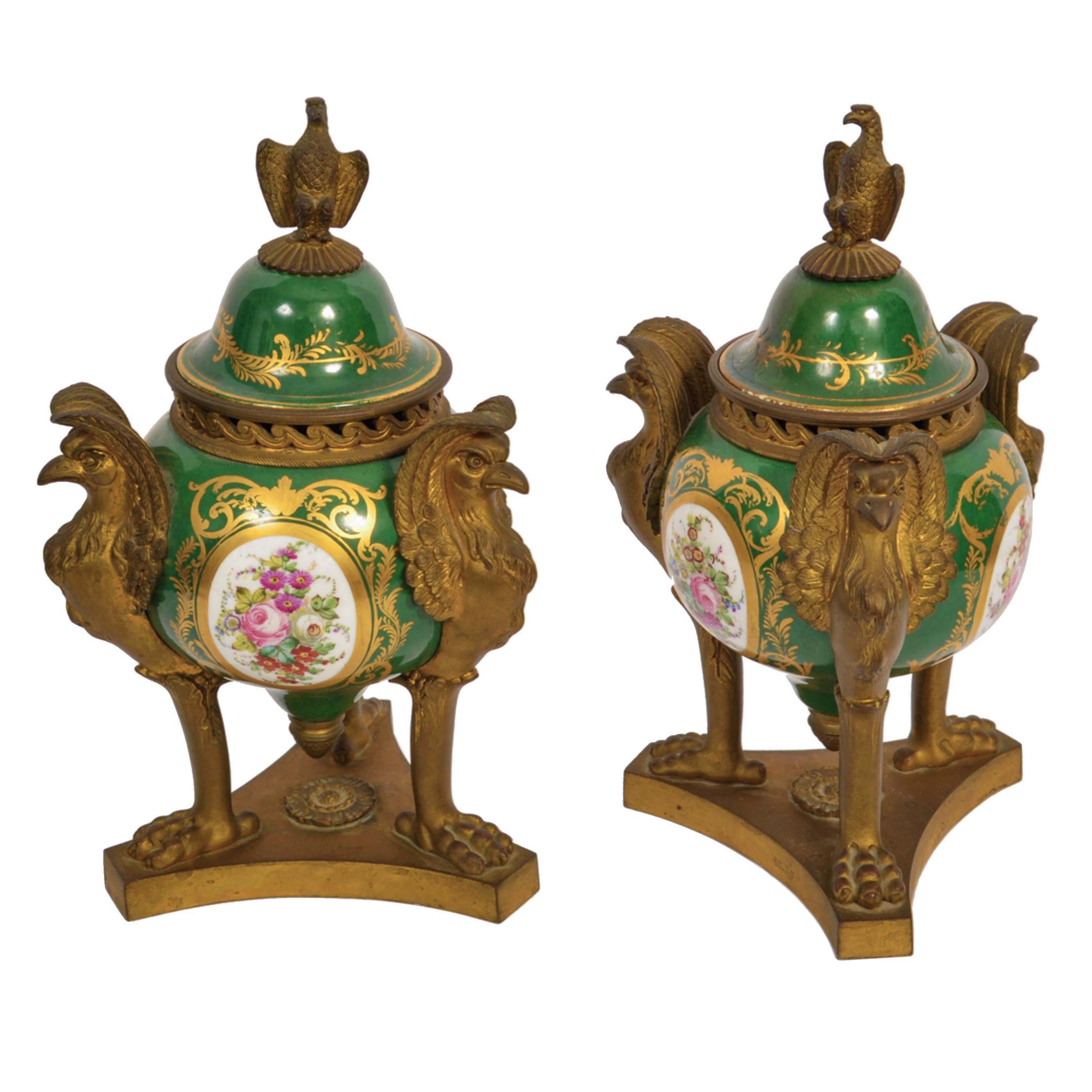 Paar antike französische Pourri-Urnen aus rotem Porzellan aus vergoldeter Bronze aus 'Sevres' 1804-1809 aus Frankreich (Empire) im Angebot
