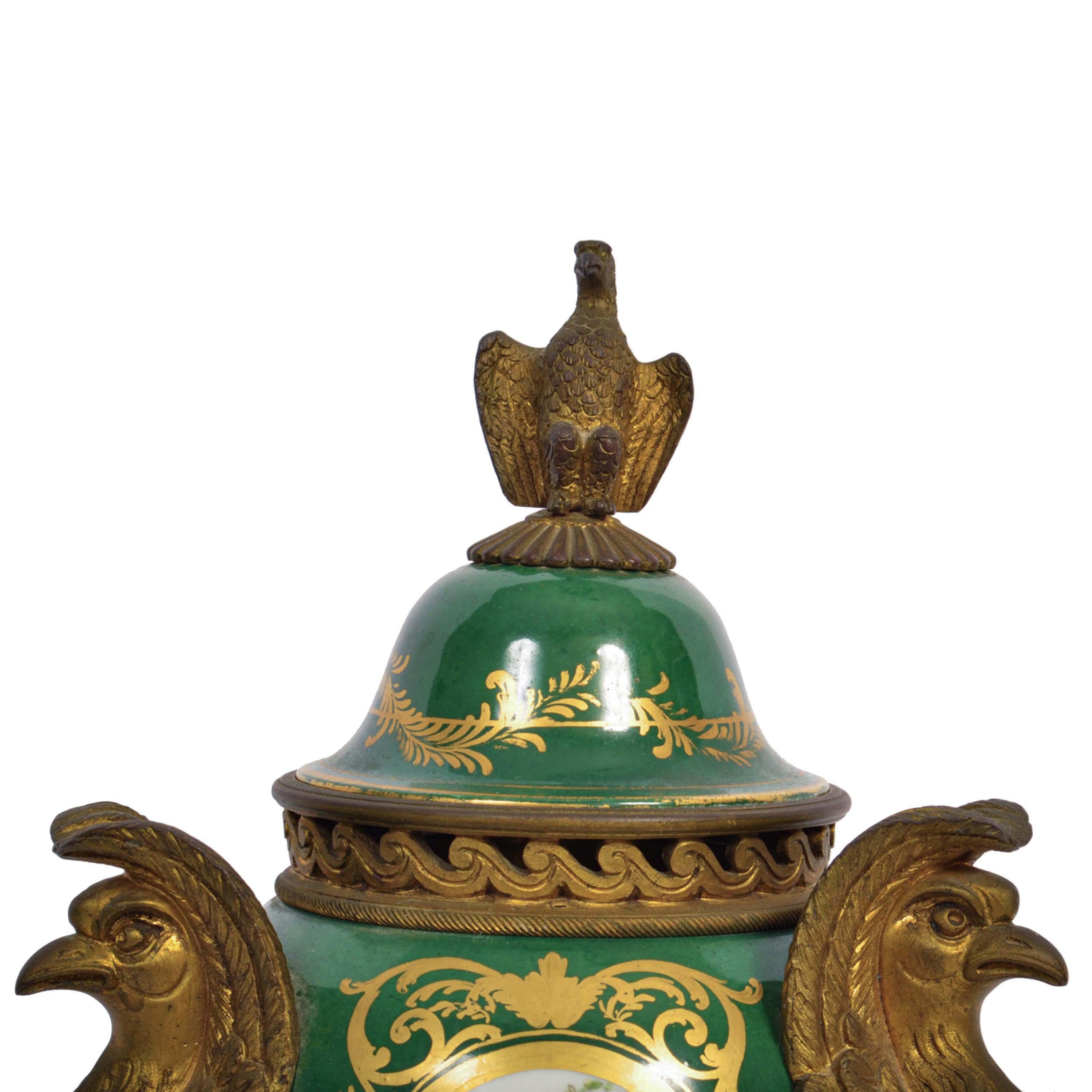 Paar antike französische Pourri-Urnen aus rotem Porzellan aus vergoldeter Bronze aus 'Sevres' 1804-1809 aus Frankreich (Französisch) im Angebot