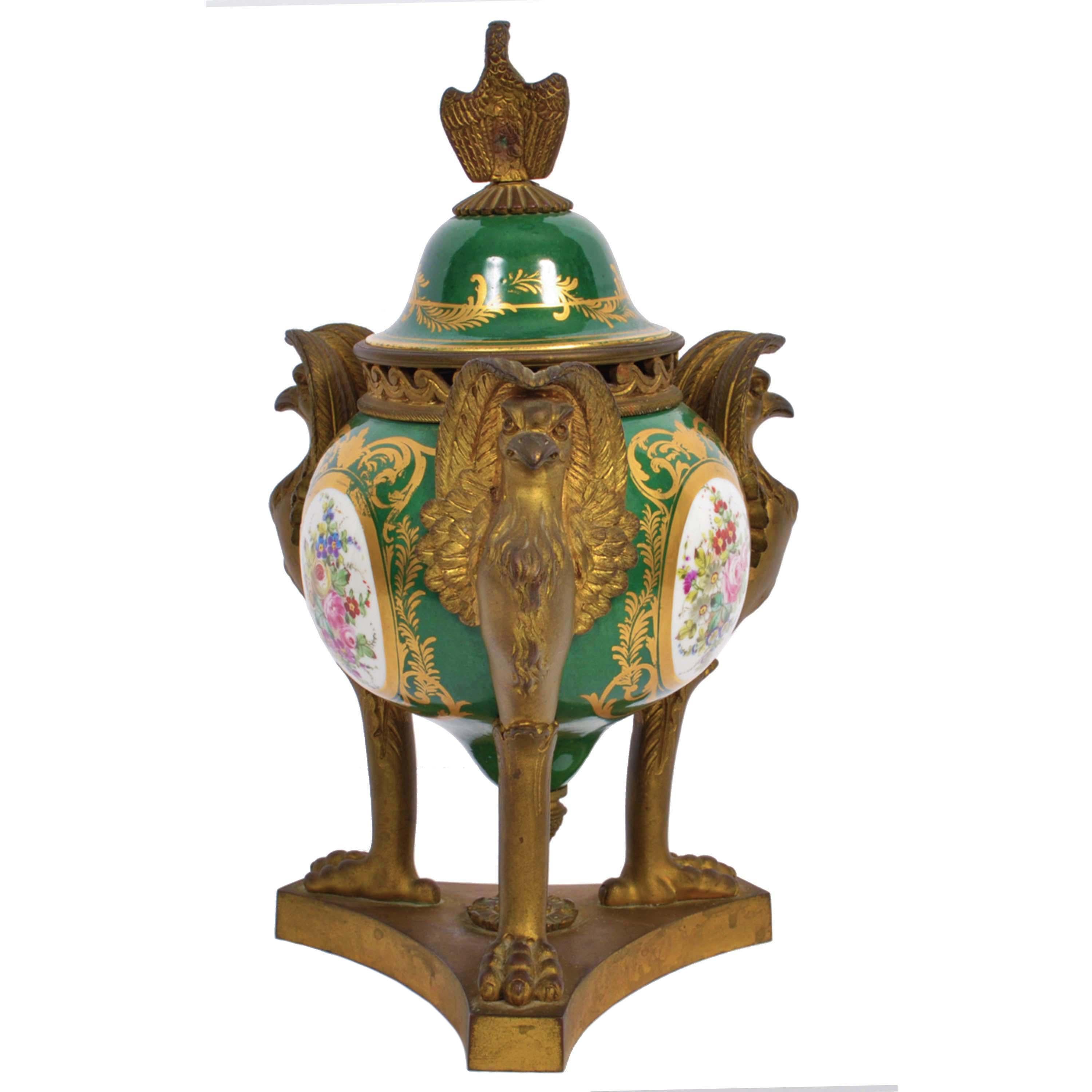 Coppia di antichi vasi da notte francesi in porcellana rossa di Sevres con bronzo dorato 1804-1809 In condizioni buone in vendita a Portland, OR