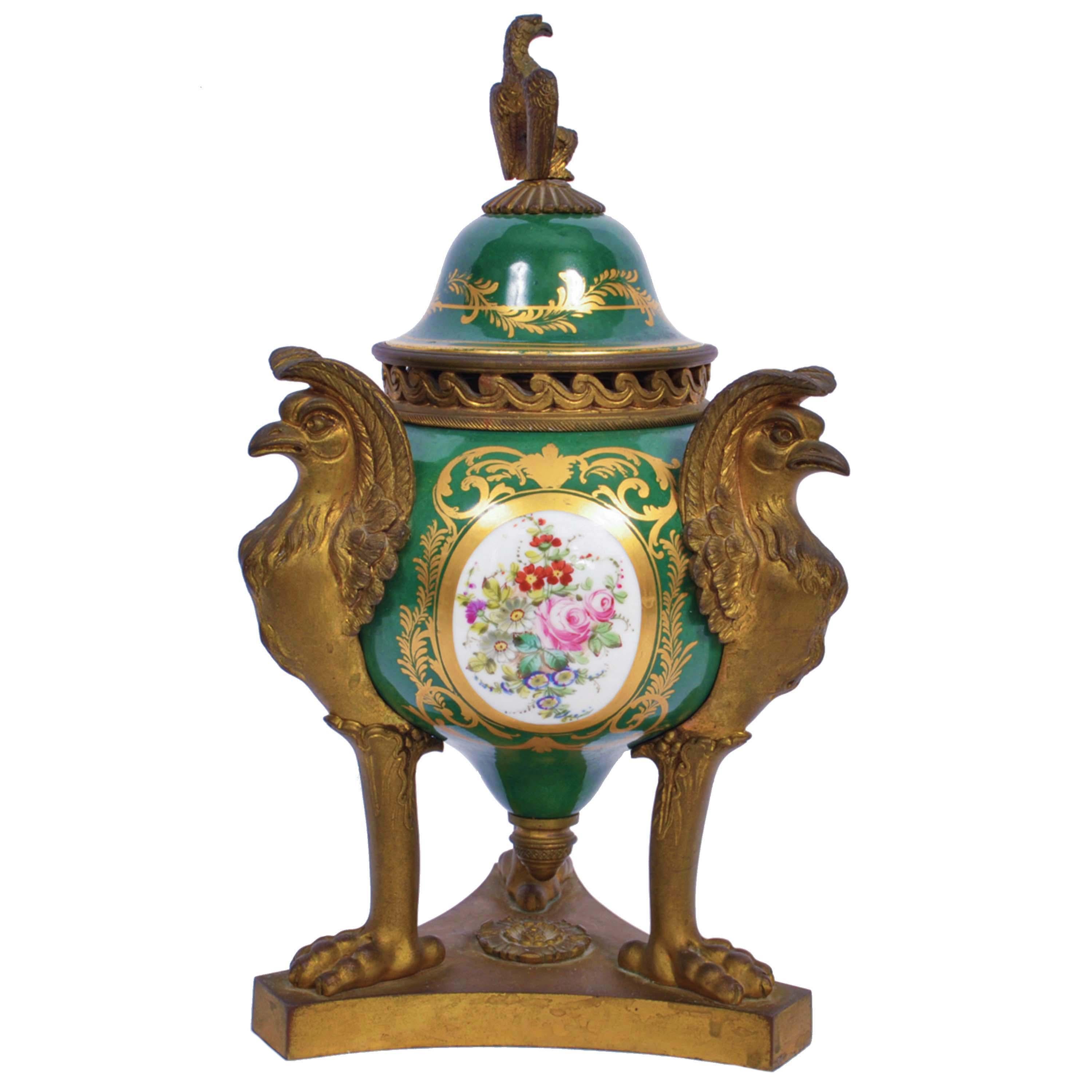 Inizio XIX secolo Coppia di antichi vasi da notte francesi in porcellana rossa di Sevres con bronzo dorato 1804-1809 in vendita
