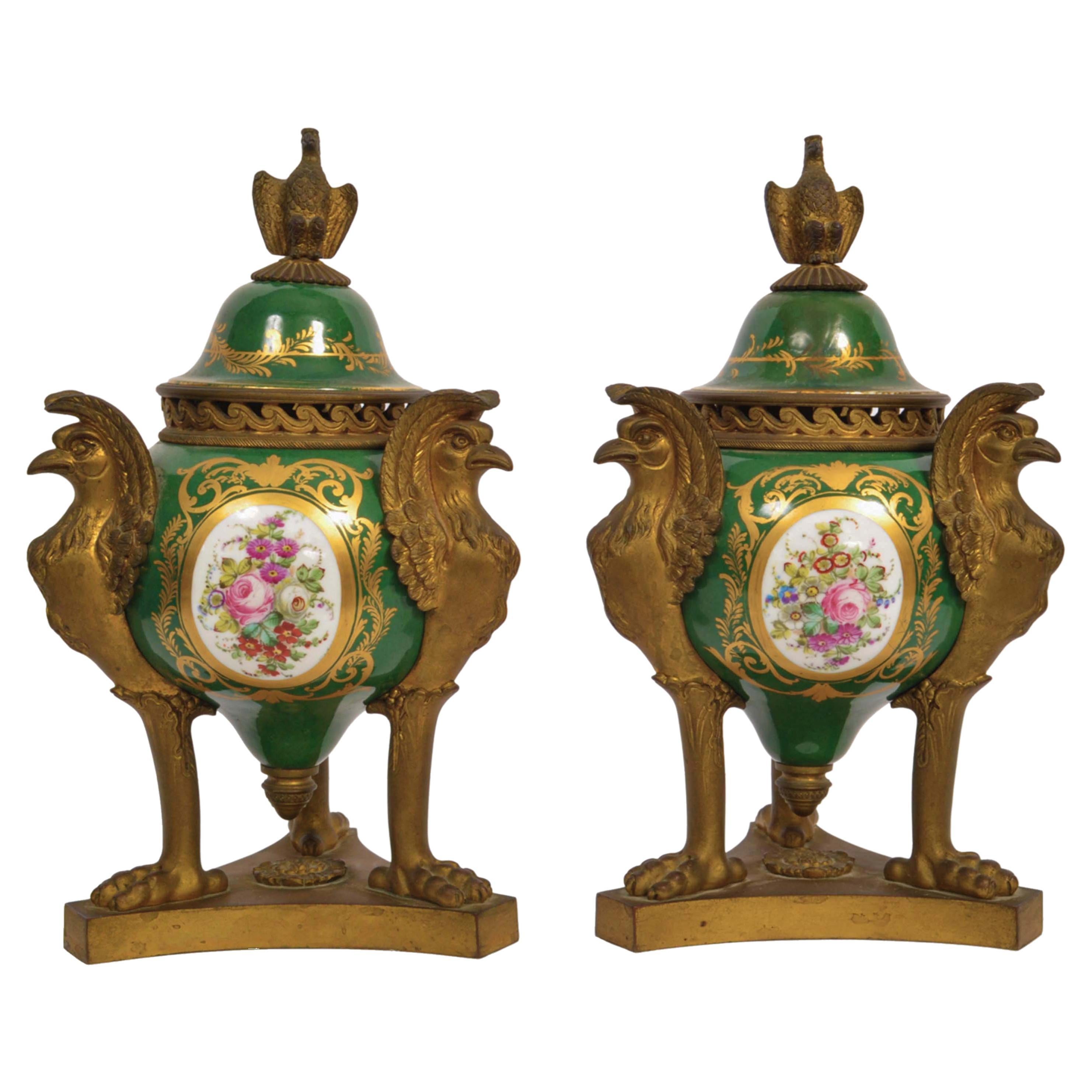 Coppia di antichi vasi da notte francesi in porcellana rossa di Sevres con bronzo dorato 1804-1809