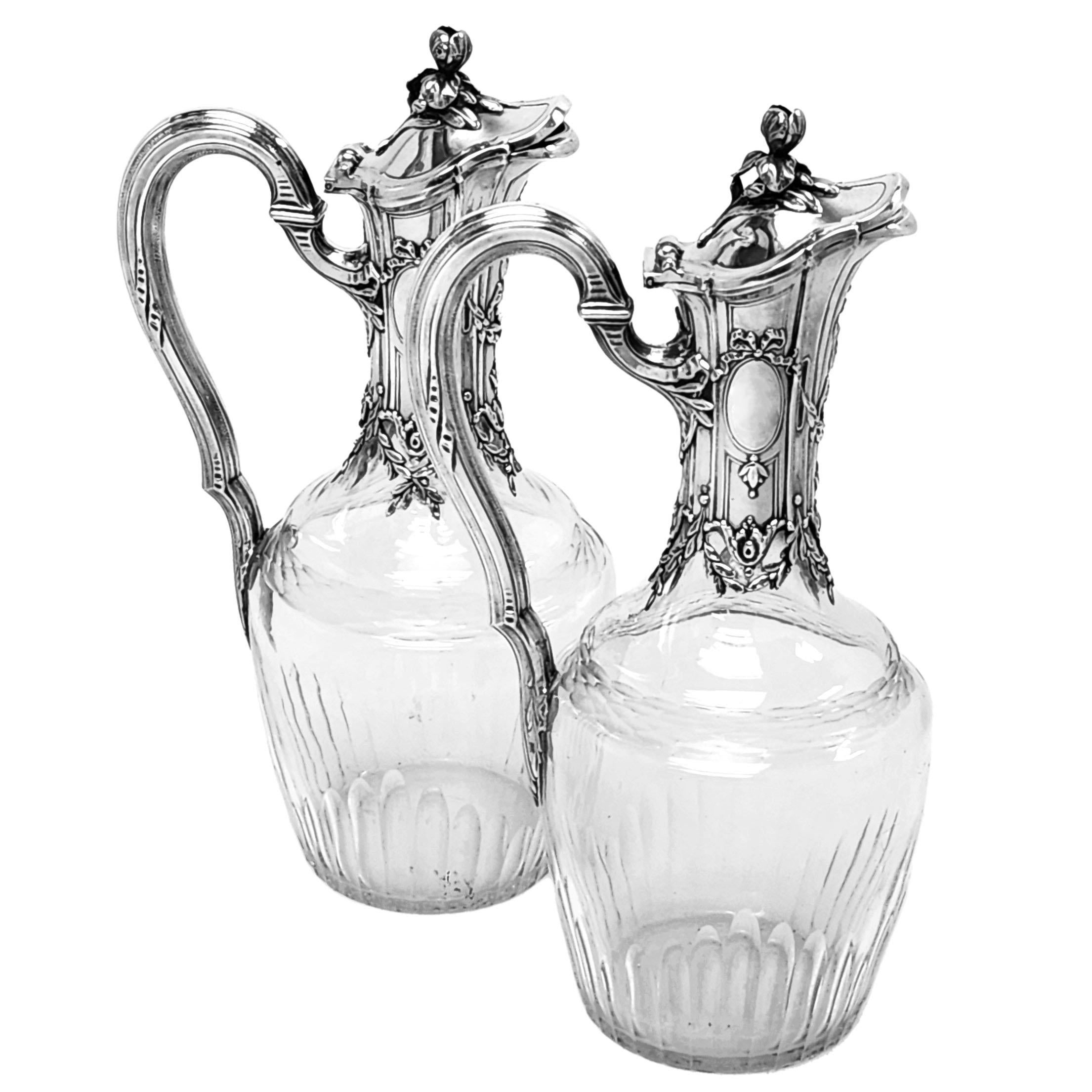 Una coppia di eleganti brocche da Claret in argento antico e vetro tagliato. Questa bella coppia di brocche da vino Antique French ha il collo, il manico e il coperchio in argento splendidamente cesellato, montati su corpi in vetro trasparente.