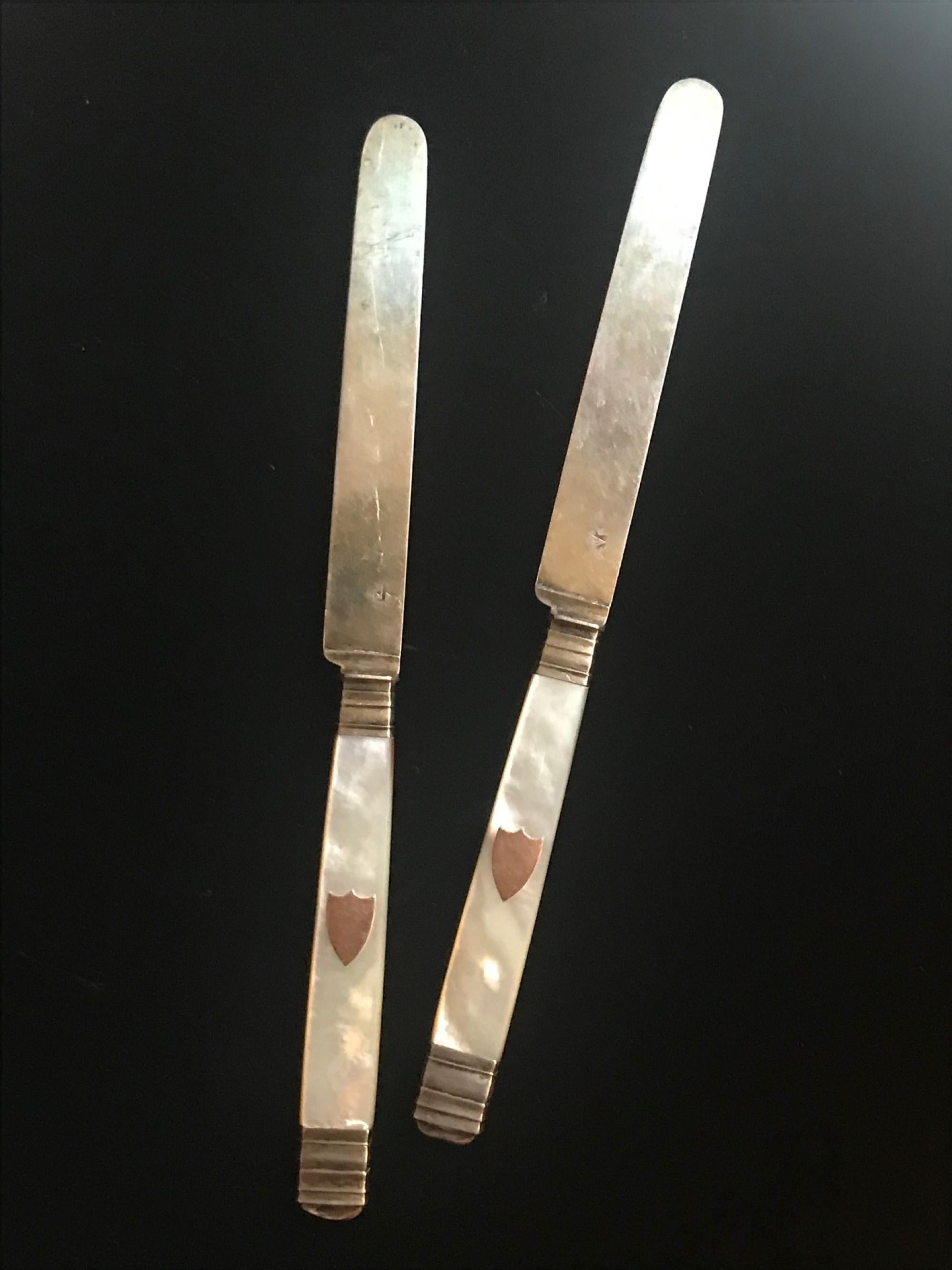 Paar antike französische Silber vergoldete Obstmesser:: Griff aus Perlmutt:: Paris (Französisch) im Angebot