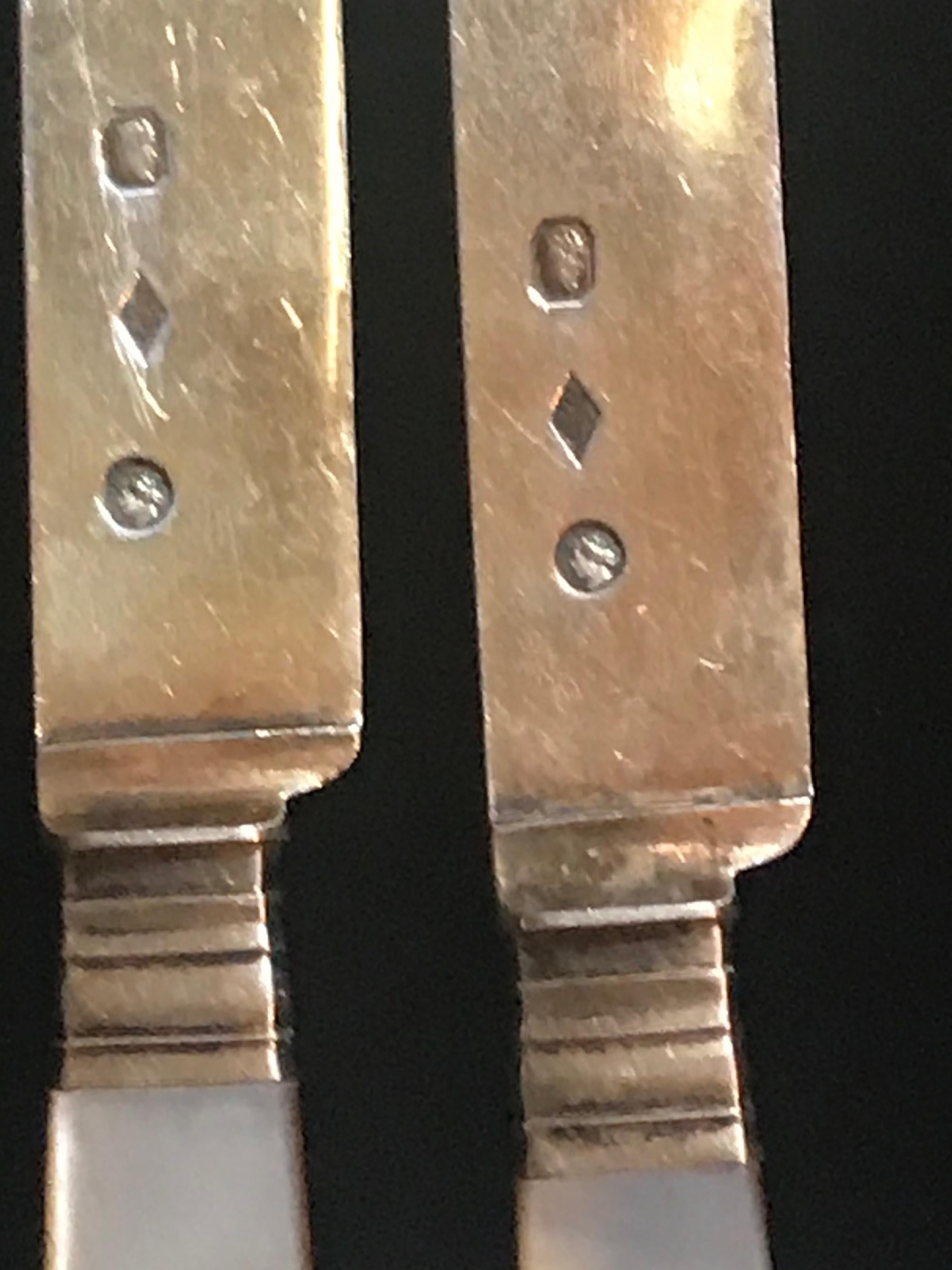 Paar antike französische Silber vergoldete Obstmesser:: Griff aus Perlmutt:: Paris (Geschmiedet) im Angebot