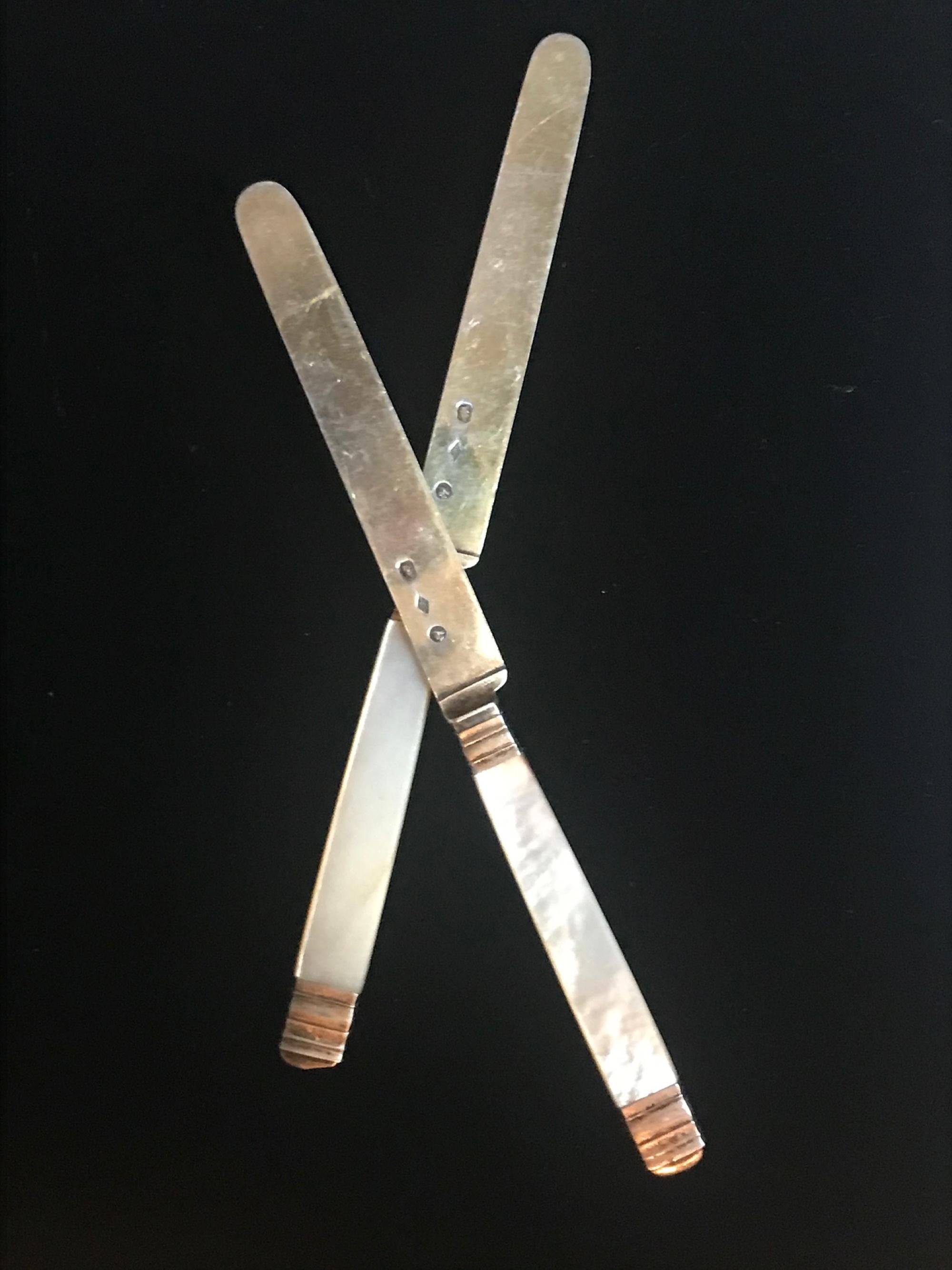 Forged Pair of Antique French Silver Gilt Fruit Knives, Mother of Pearl Handle, Paris For Sale