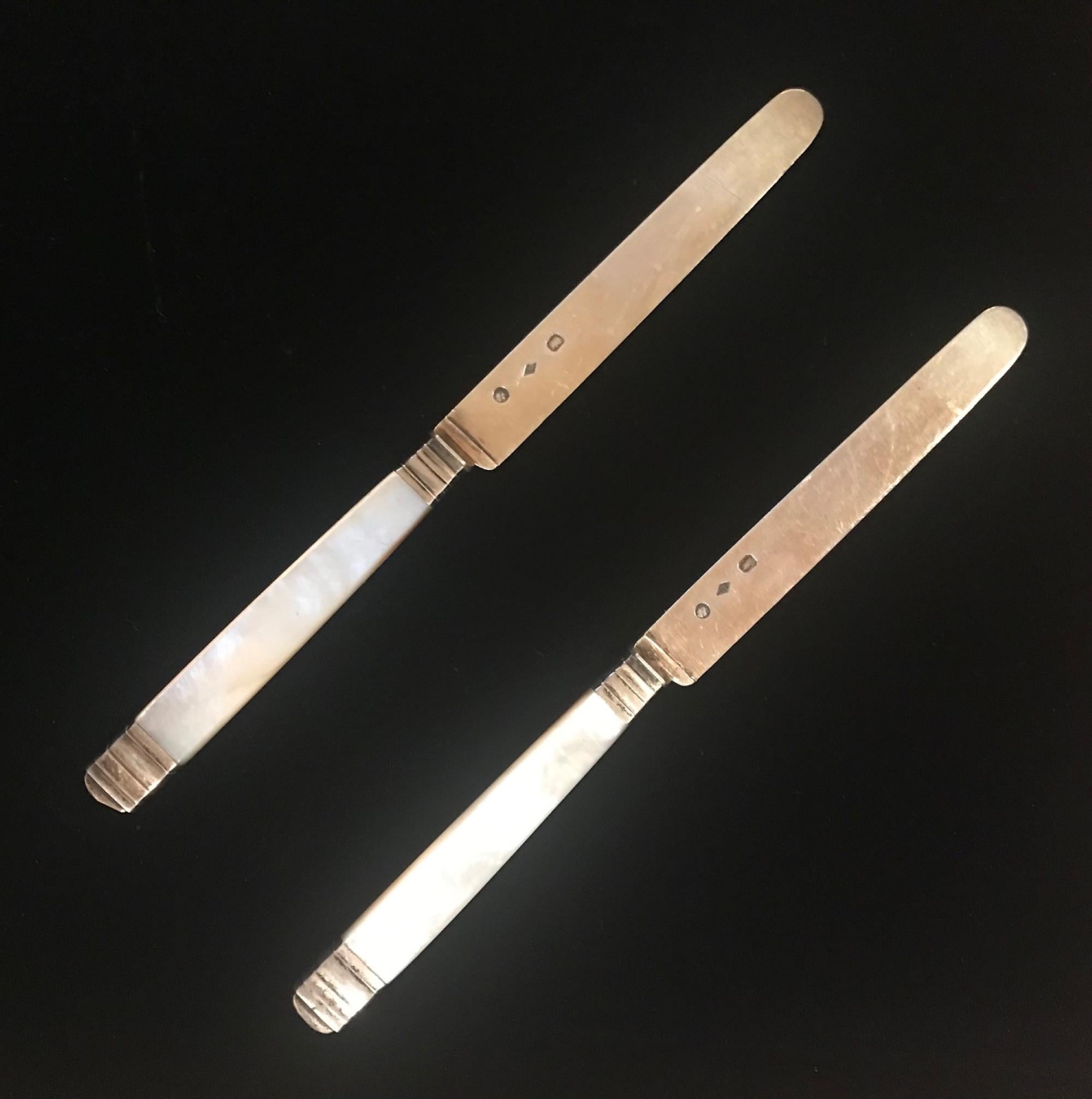 Pair of Antique French Silver Gilt Fruit Knives, Mother of Pearl Handle, Paris In Good Condition For Sale In Vero Beach, FL