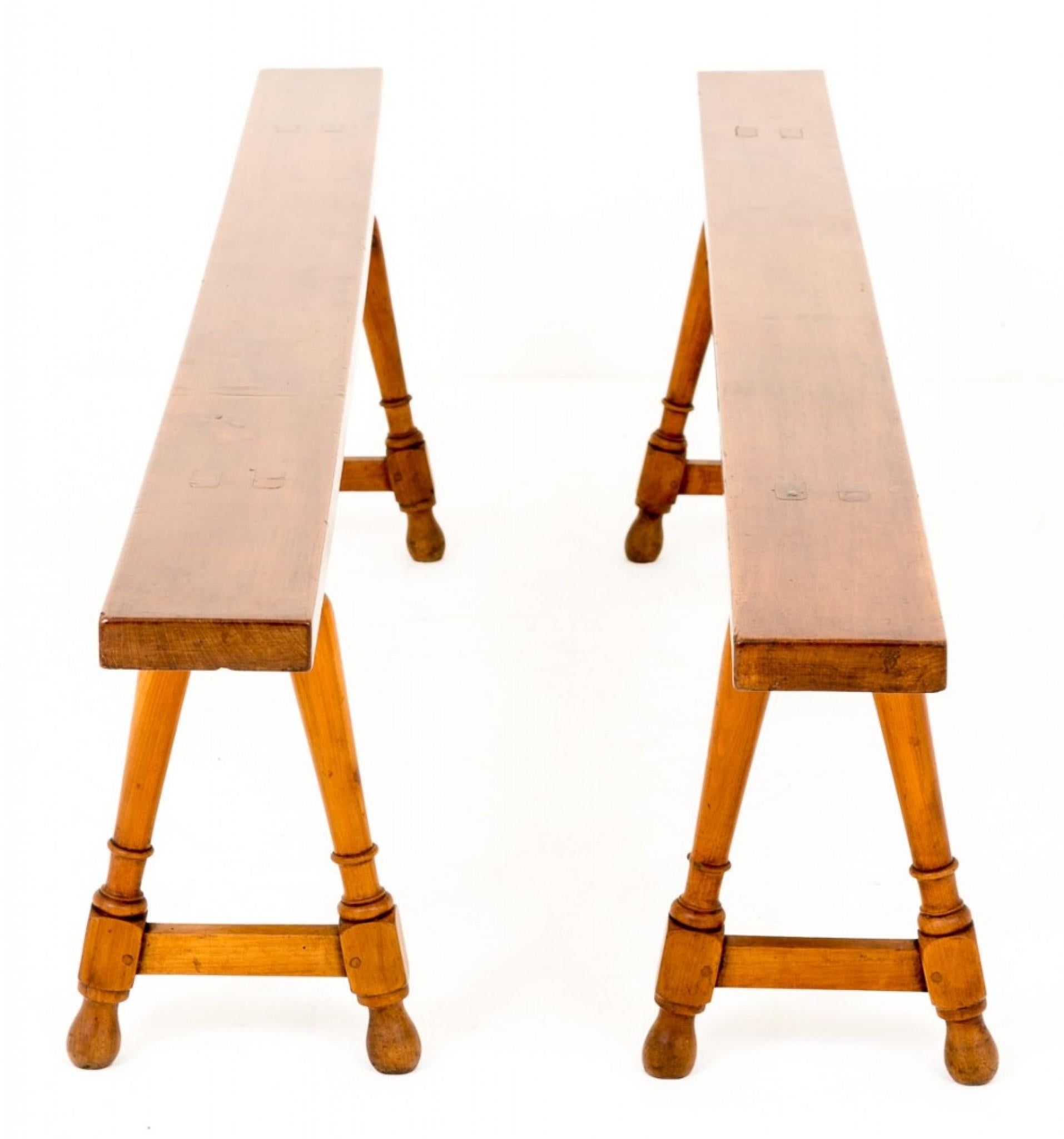 Pareja de taburetes franceses de madera de cerezo.
Alrededor de 1870
Sobre patas torneadas con caja camilla.
Los tableros de estos taburetes son de una sola pieza.