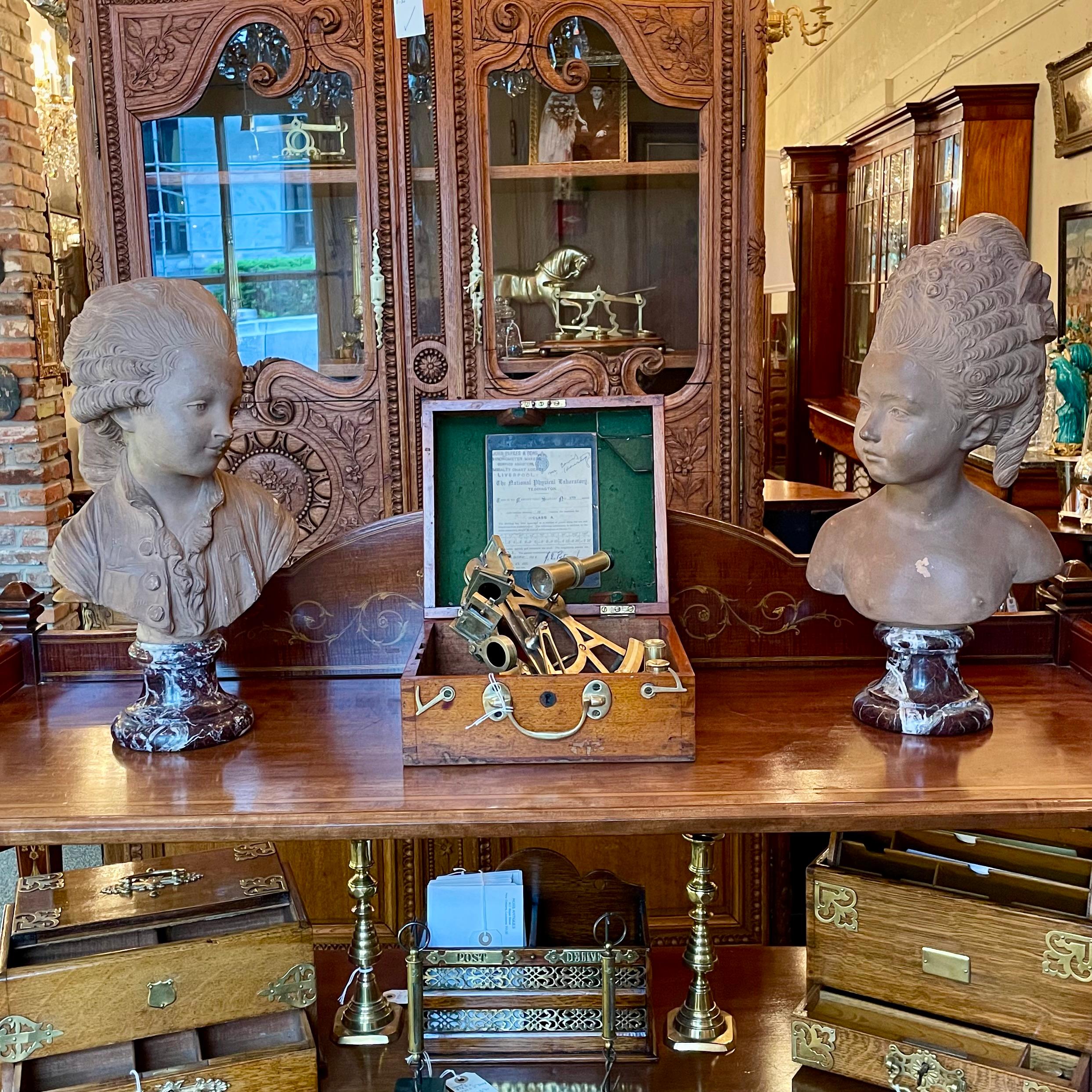 Paar antike französische Terrakotta-Büsten aus Terrakotta, signiert „Houdon“ auf Marmorsockeln, um 1860 im Angebot 6