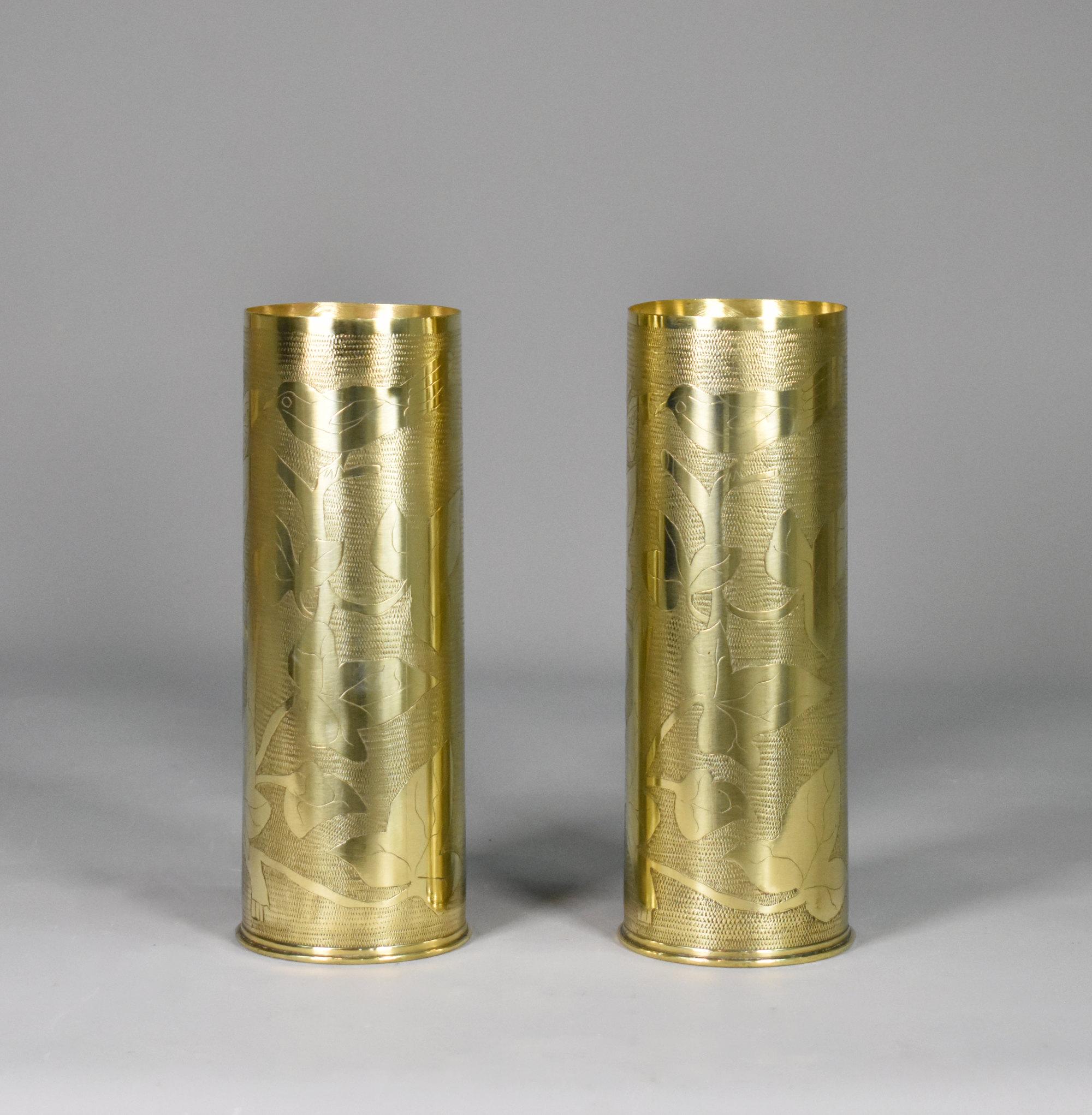 Paire de vases à obus en laiton Antique French Trench Art WW1
 
Paire d'obus d'artillerie en laiton datant de la Première Guerre mondiale, transformés en vases décoratifs.
 
Les vases présentent des motifs d'oiseaux et de papillons finement gravés à