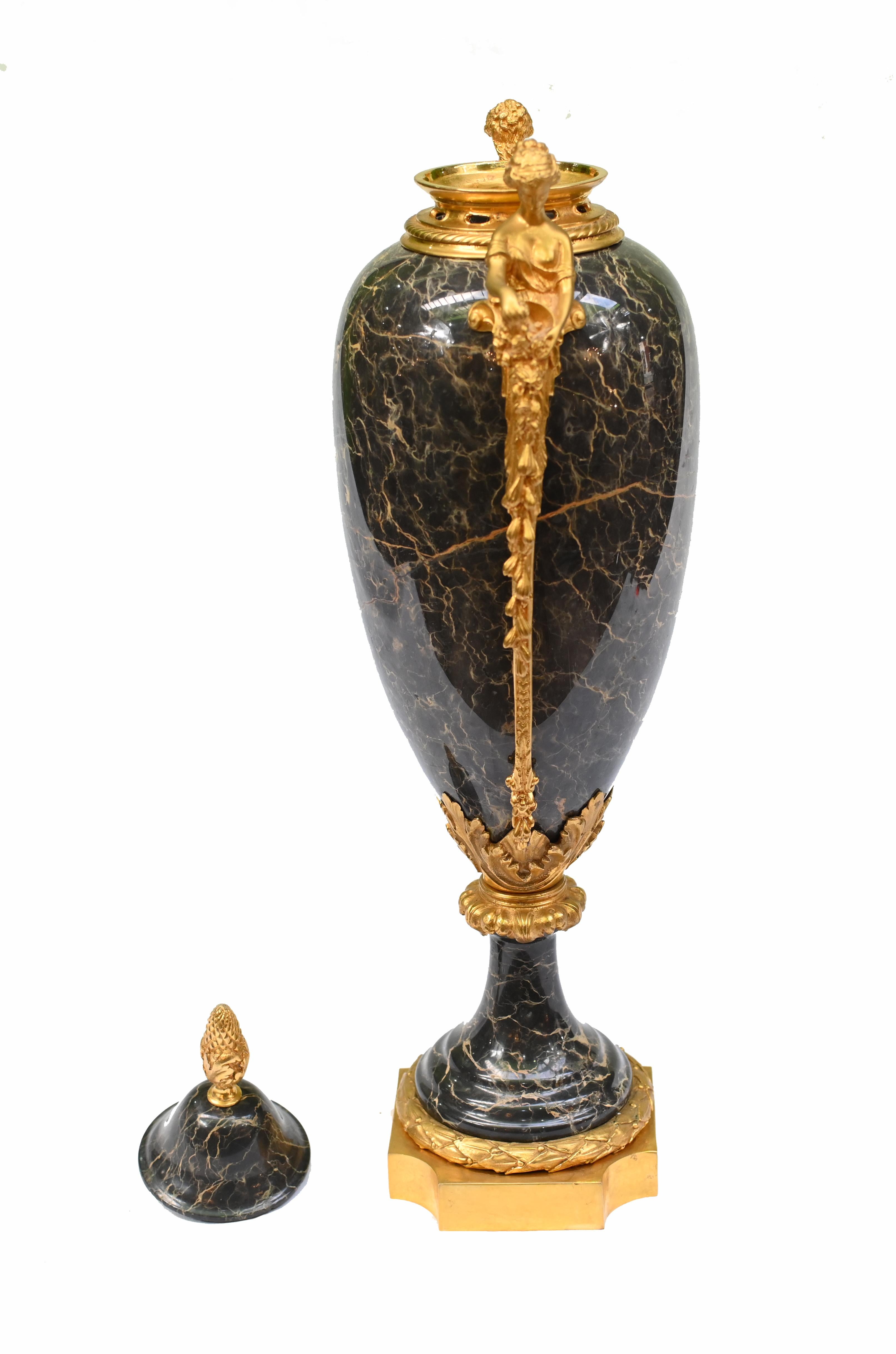 Paire d'urnes anciennes en marbre Cassolettes Amphora 1890 en vente 5