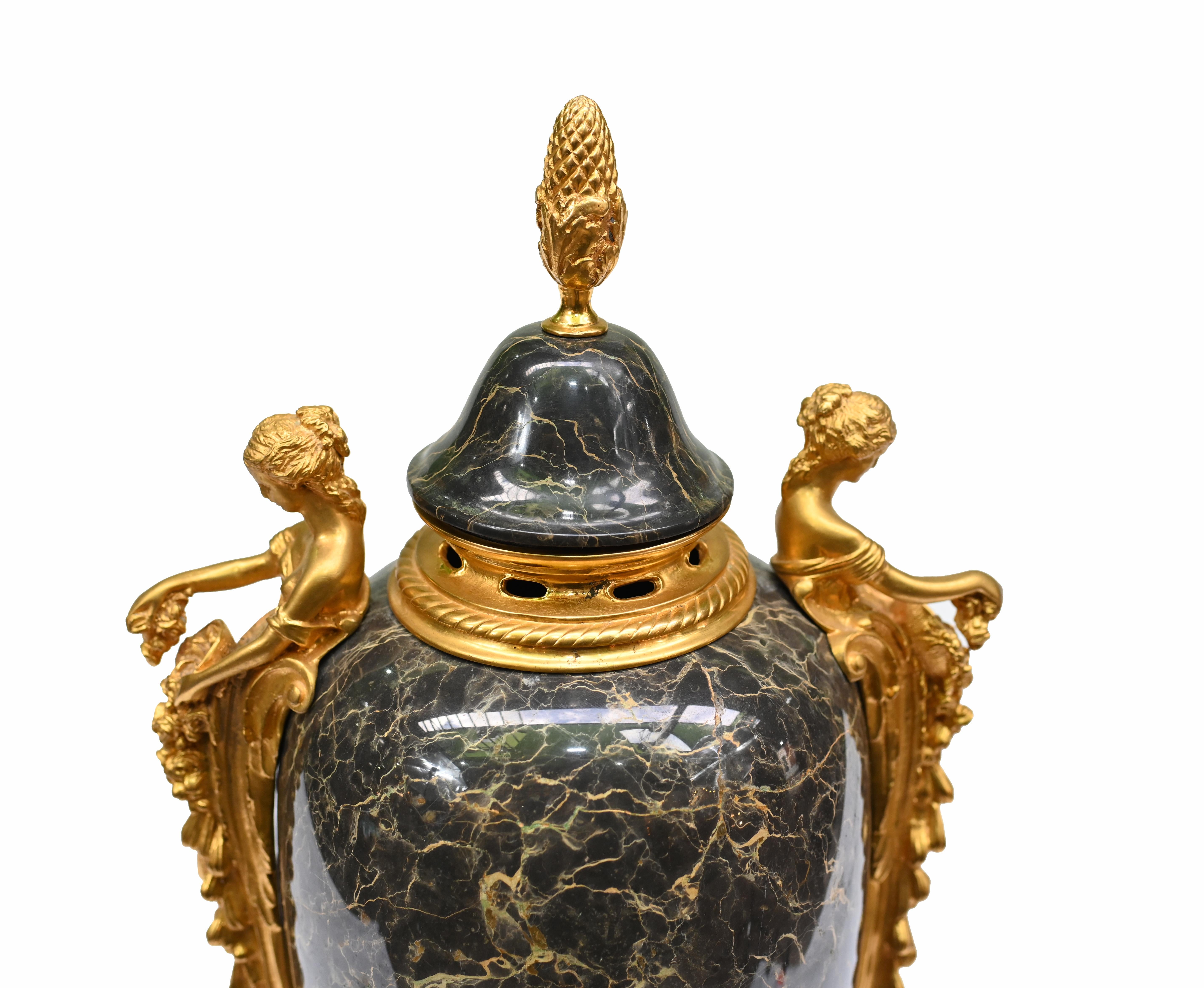 Fin du XIXe siècle Paire d'urnes anciennes en marbre Cassolettes Amphora 1890 en vente