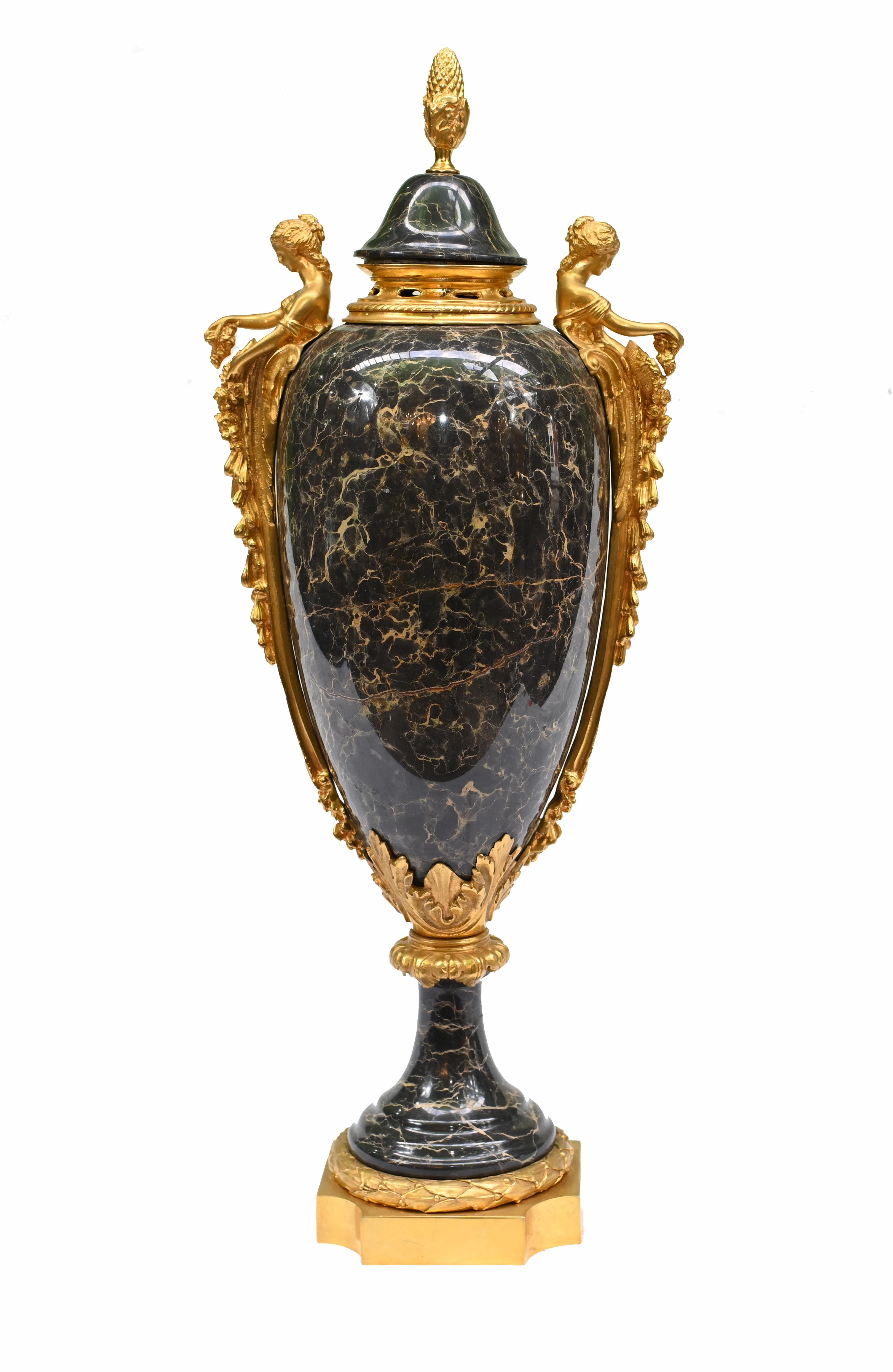Marbre Paire d'urnes anciennes en marbre Cassolettes Amphora 1890 en vente