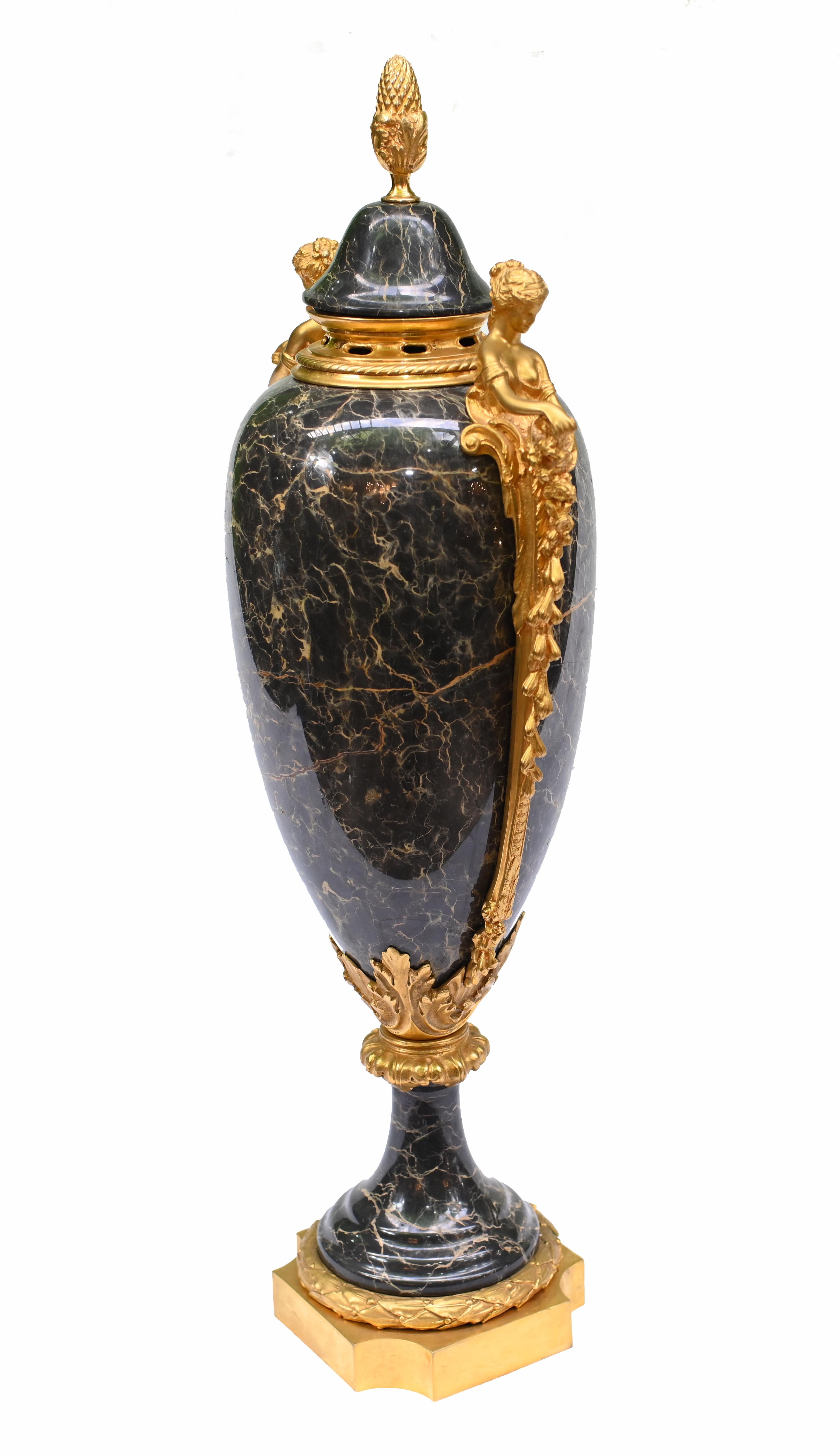 Paire d'urnes anciennes en marbre Cassolettes Amphora 1890 en vente 3