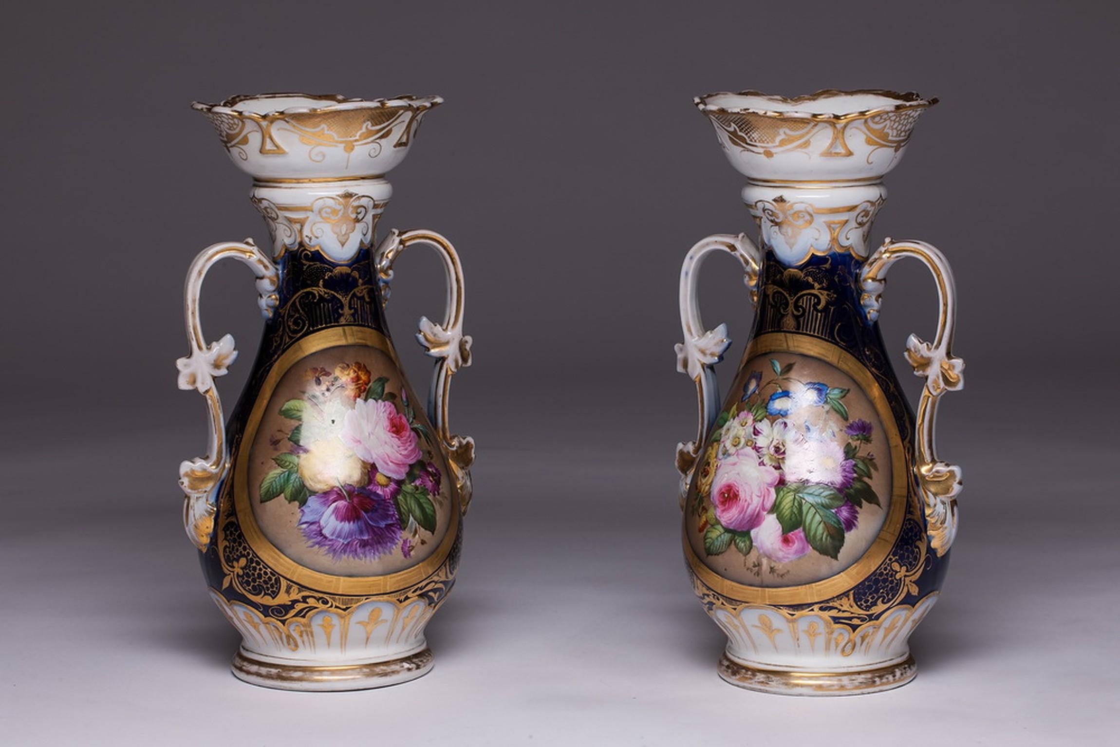 Pair of French Vieux Old Paris vases with handles. Hand painted with 2 floral oval motives in cobalt blue color and gold application.