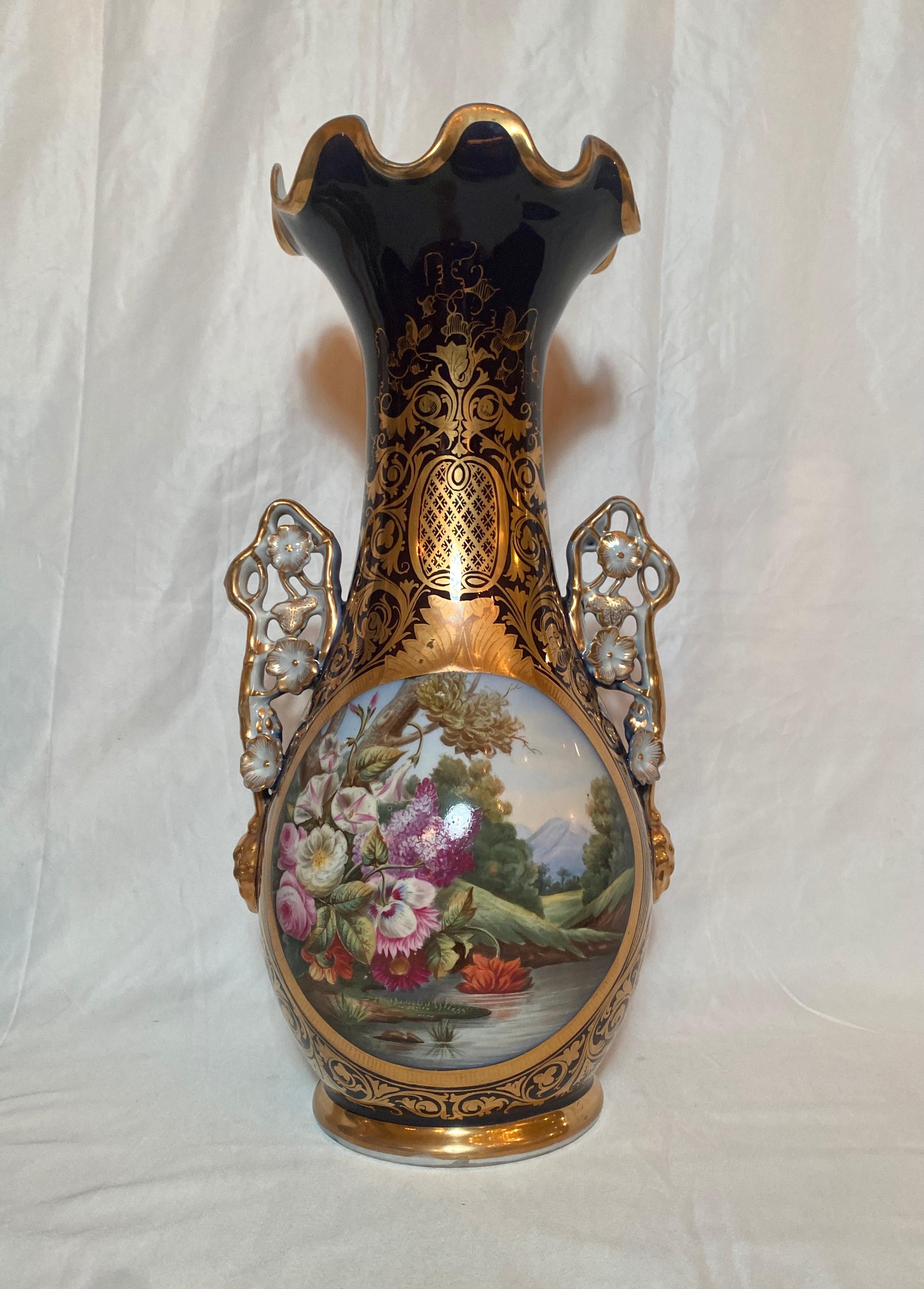 Français Paire d'urnes anciennes françaises « Vieux Paris » en porcelaine émaillée et cobalt, vers 1845-65 en vente