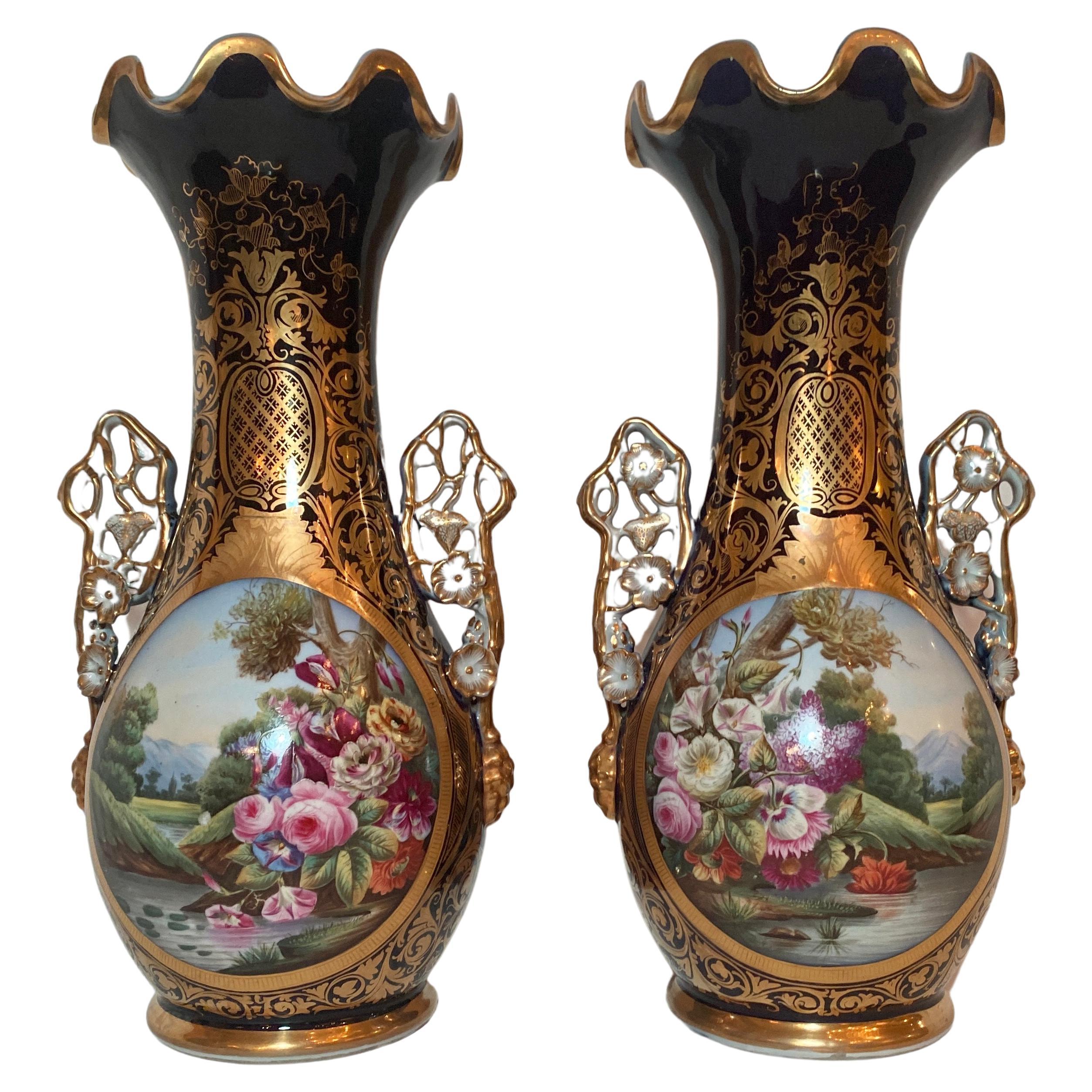Paire d'urnes anciennes françaises « Vieux Paris » en porcelaine émaillée et cobalt, vers 1845-65