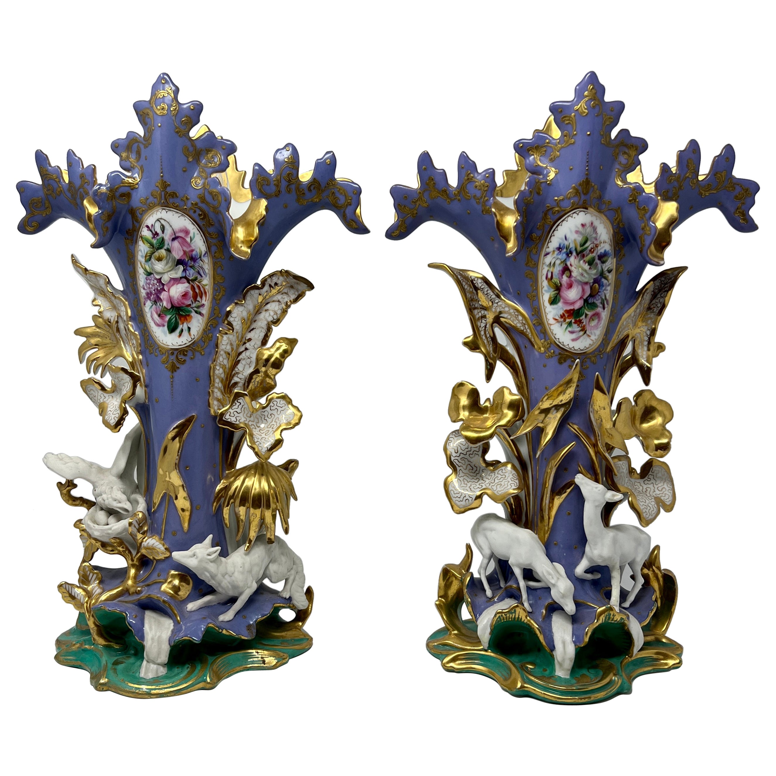Paire de vases lavande anciens en porcelaine de Vieux Paris, vers 1840-1860.