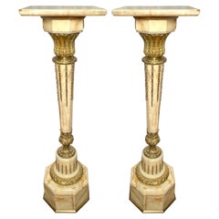 Coppia di antichi piedistalli francesi in marmo onice bianco e bronzo dorato, CIRCA 1875-1885