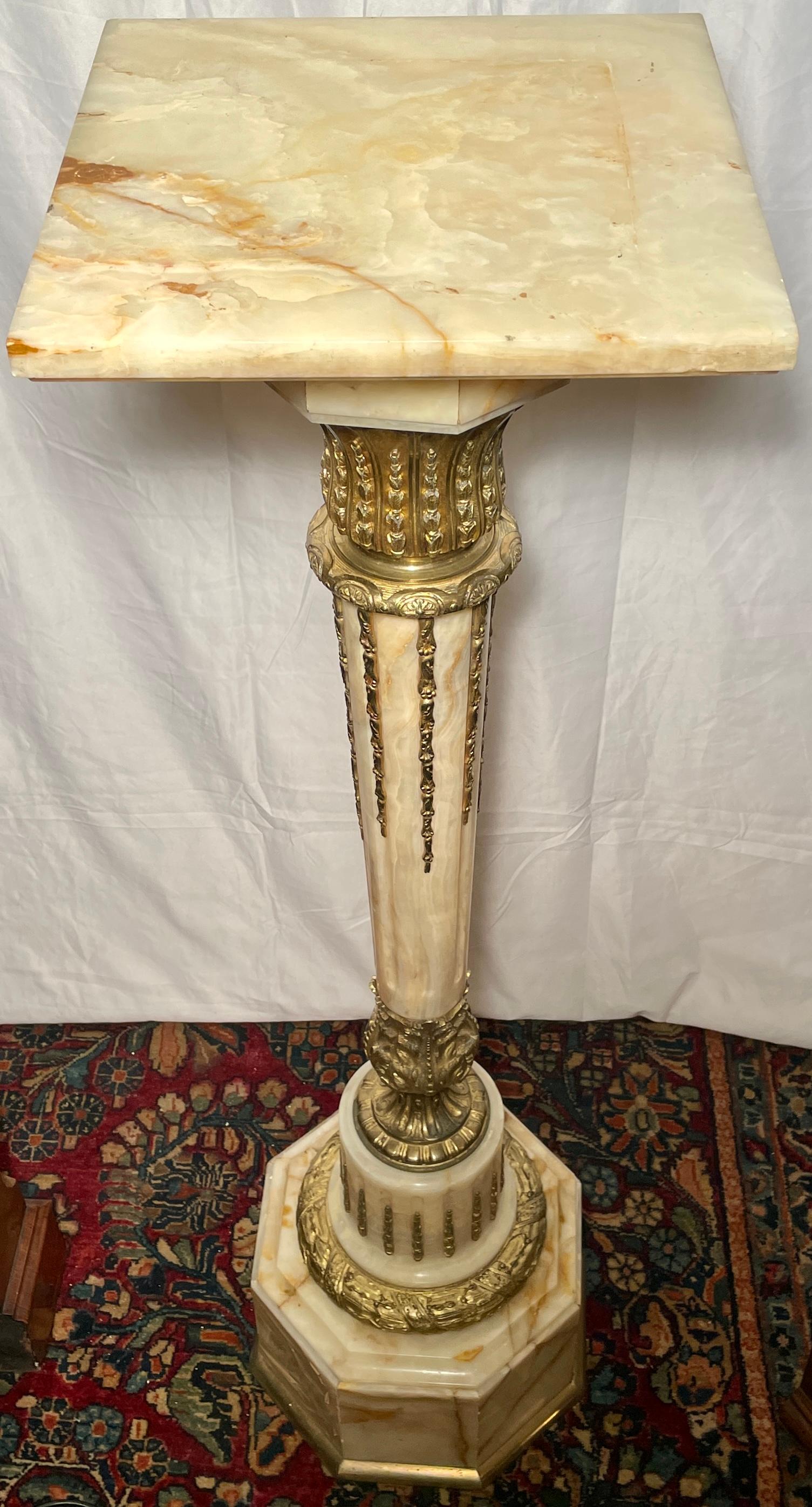 Pair Antique French White Onyx Marble and Gold Bronze Pedestals, Circa 1875-1885 In Good Condition For Sale In New Orleans, LA