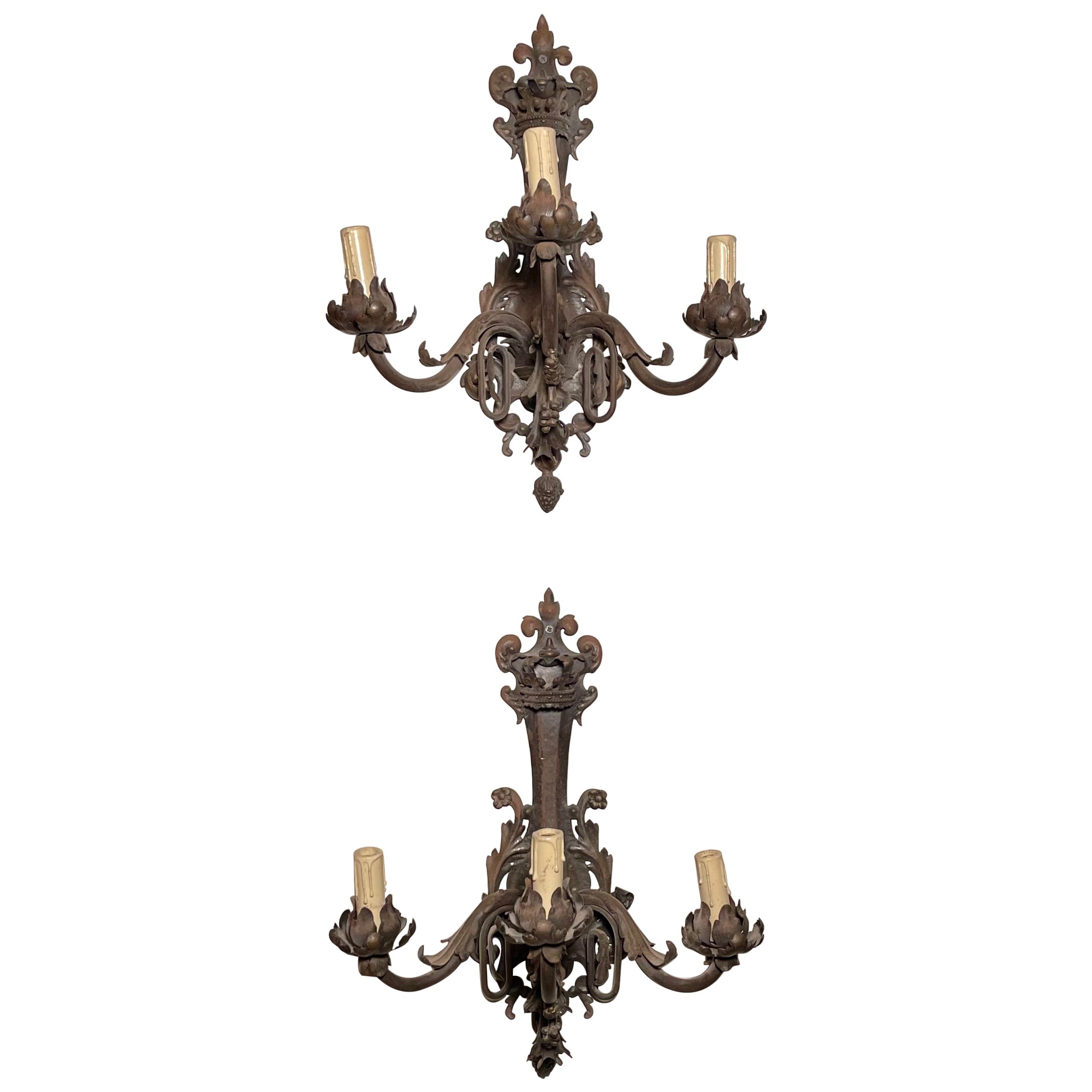 Coppia di antiche lampade da parete a 3 luci in ferro battuto e tole francesi, circa 1890
