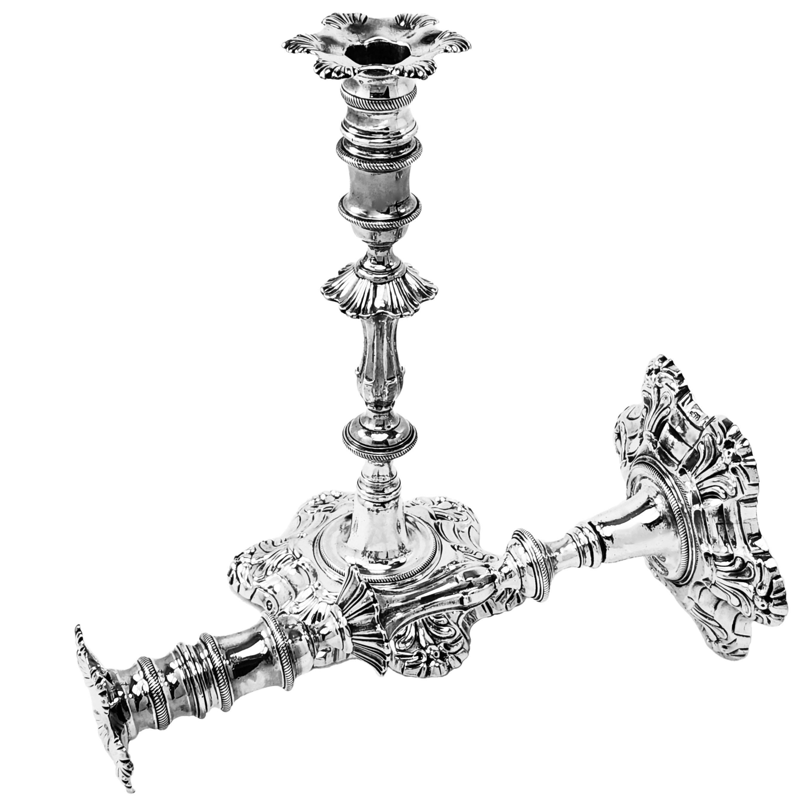 Ein Paar antiker georgianischer Silberguss-Kerzenleuchter im klassischen sechsschaligen Design mit abnehmbaren Tüllen, die ein komplementäres sechsschaliges Design aufweisen. Die irischen Silberleuchter aus dem 18. Jahrhundert haben verschnörkelte