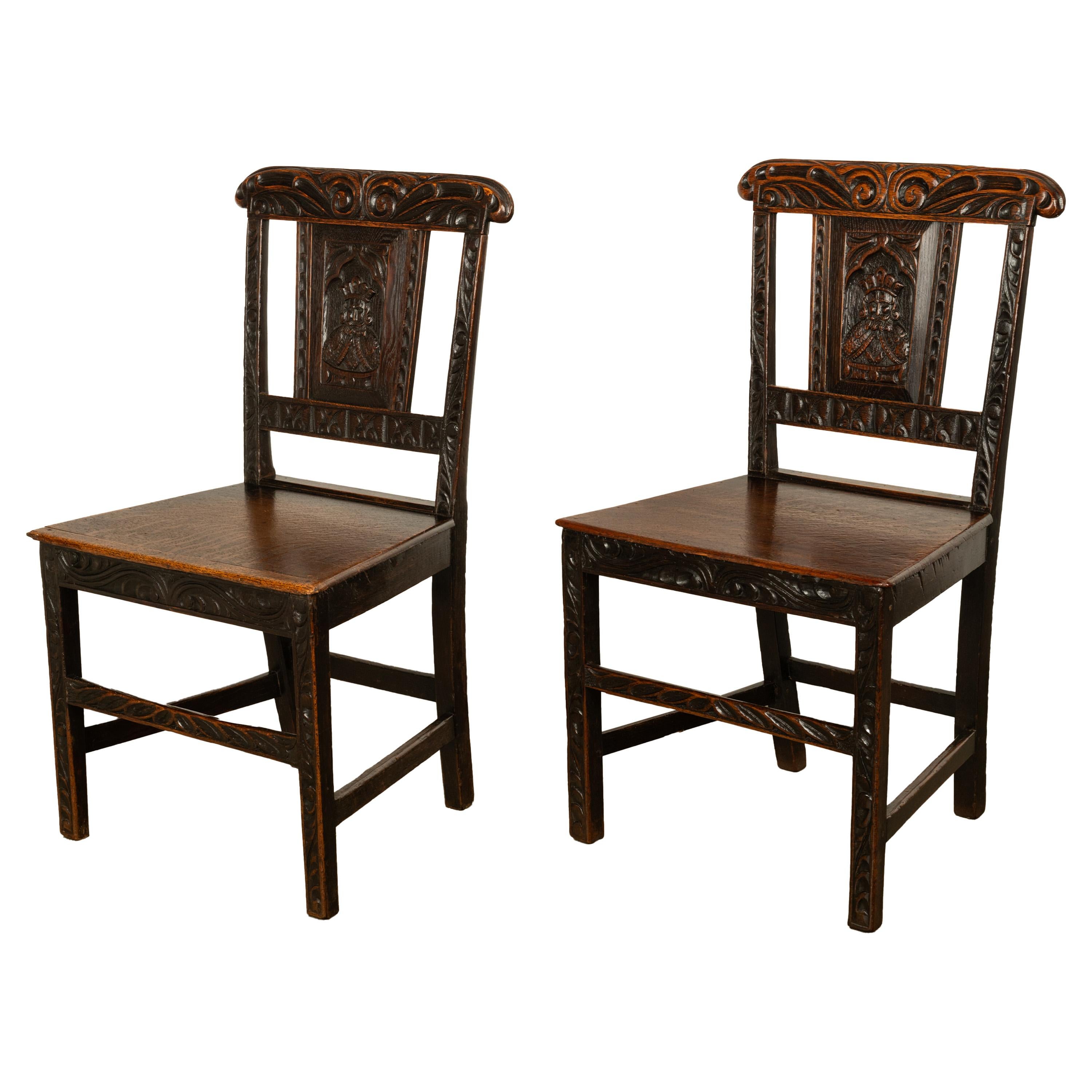 Anglais Paire de chaises d'appoint géorgiennes anciennes en chêne sculpté style médiéval champêtre, tête de roi 1760 en vente