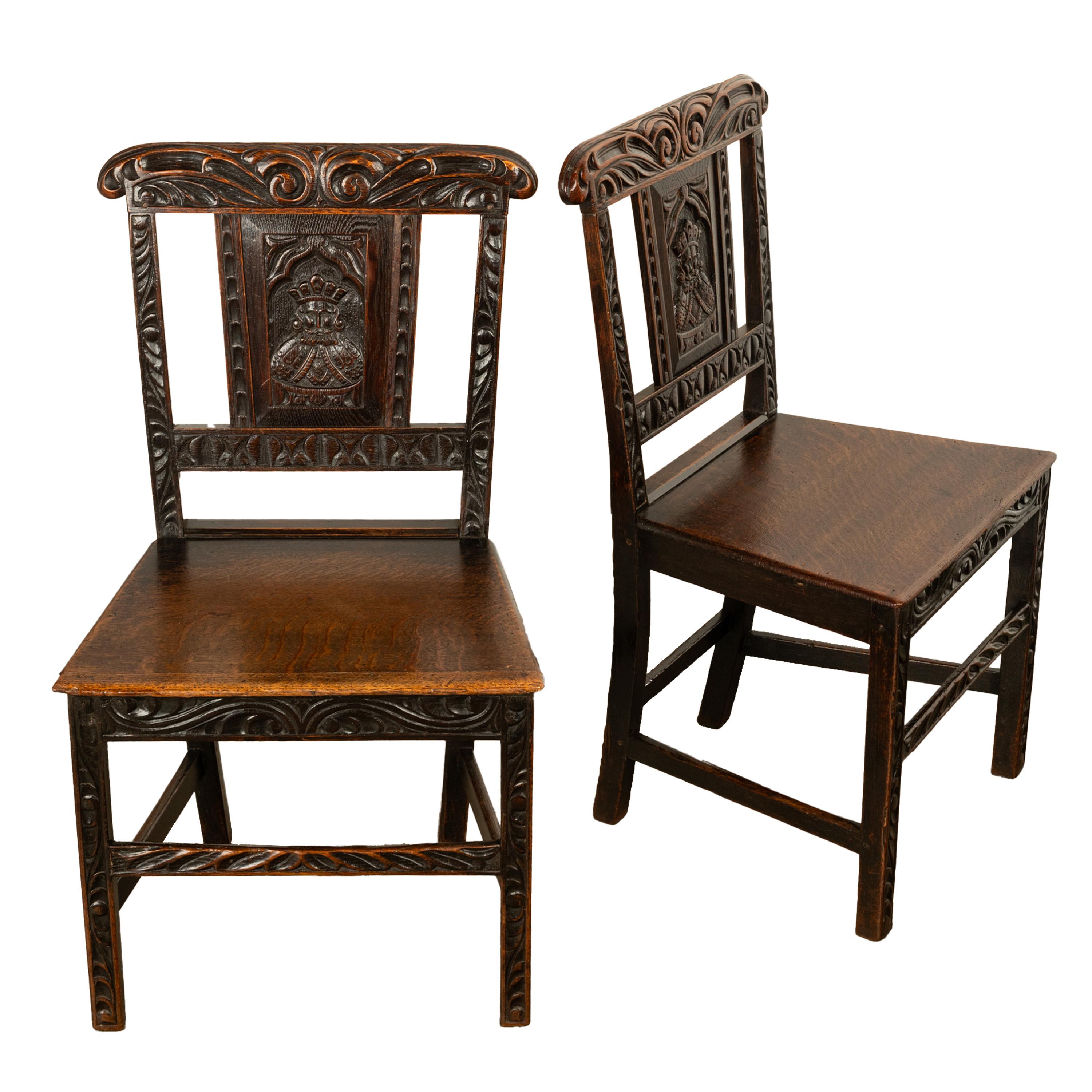 Milieu du XVIIIe siècle Paire de chaises d'appoint géorgiennes anciennes en chêne sculpté style médiéval champêtre, tête de roi 1760 en vente