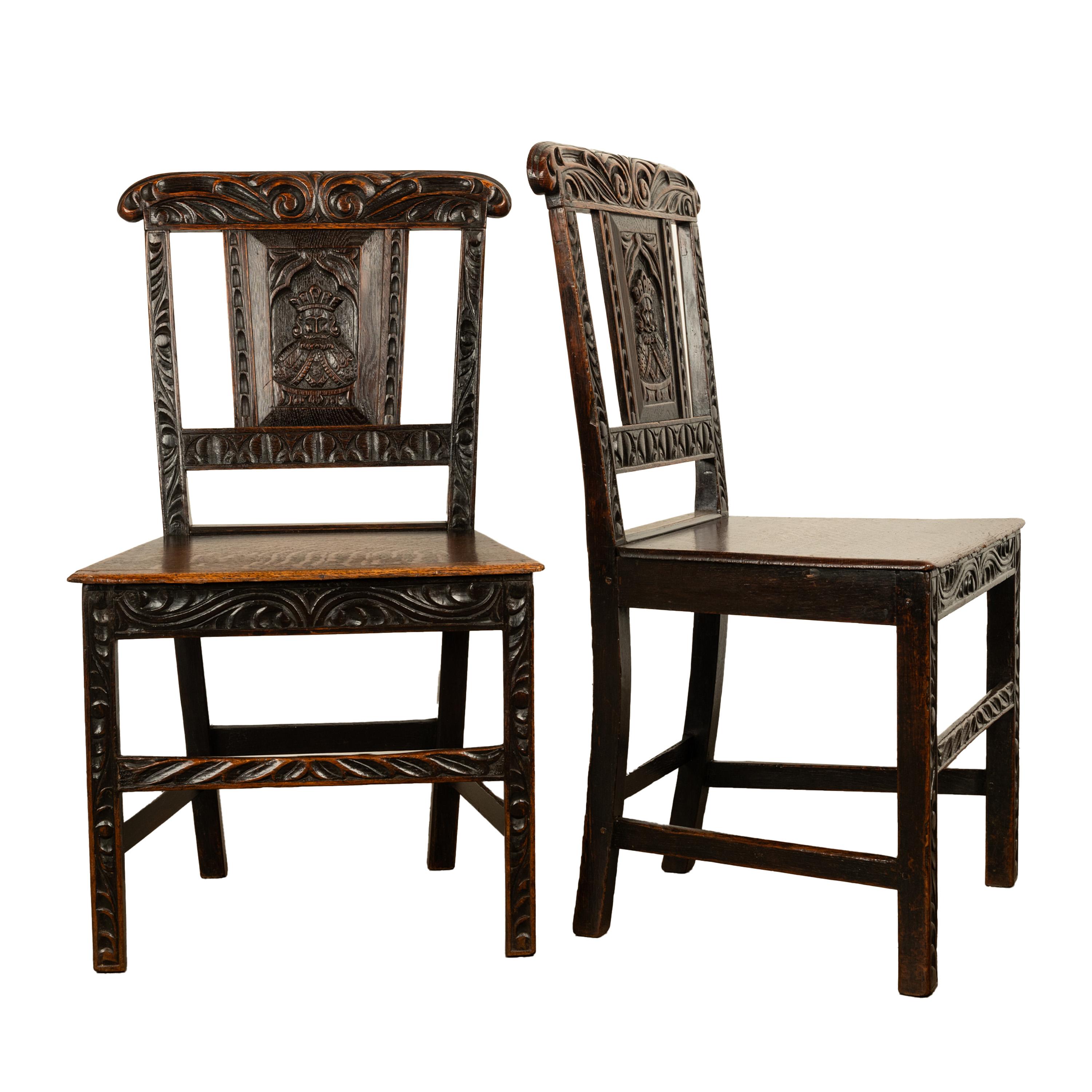 Chêne Paire de chaises d'appoint géorgiennes anciennes en chêne sculpté style médiéval champêtre, tête de roi 1760 en vente