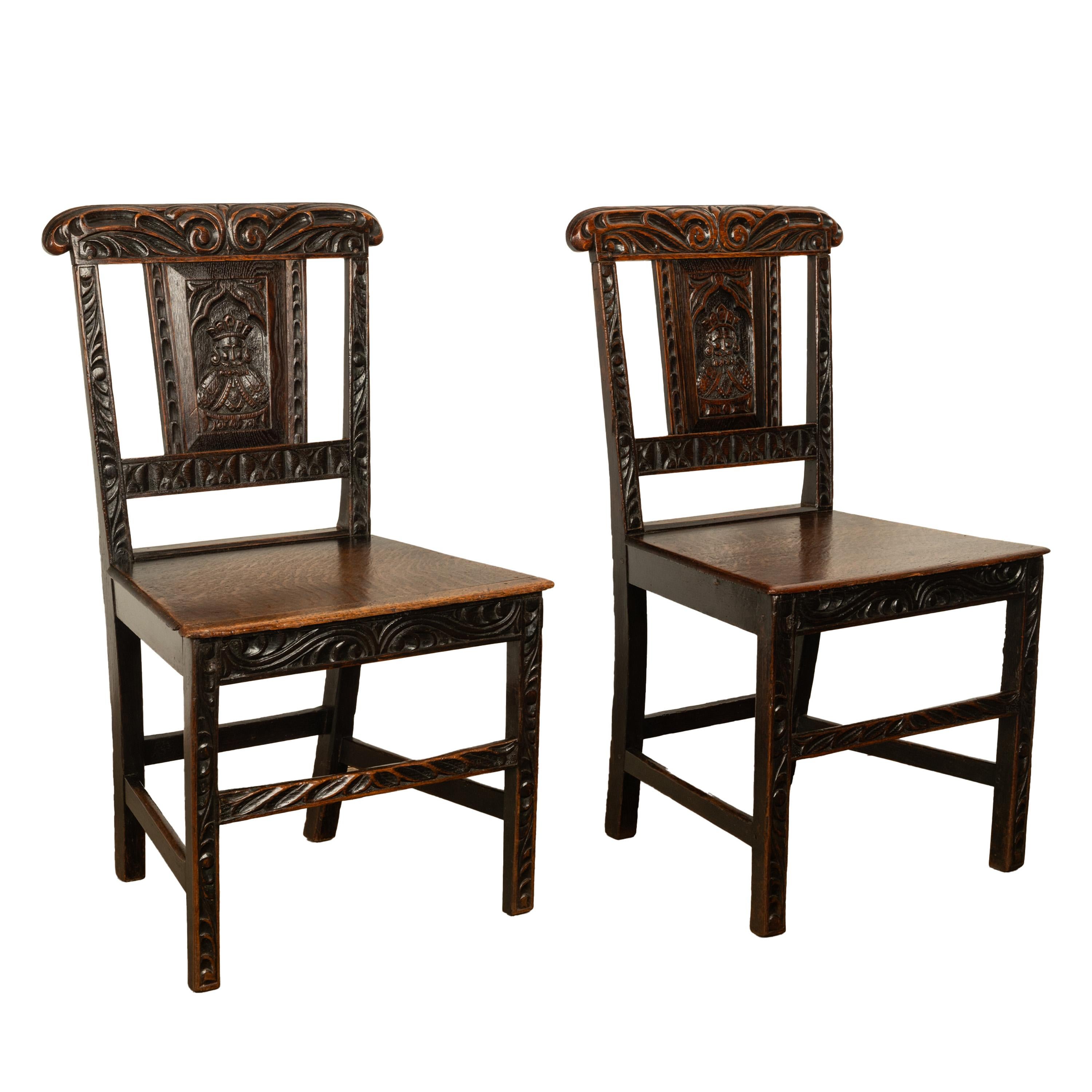 Paire de chaises d'appoint géorgiennes anciennes en chêne sculpté style médiéval champêtre, tête de roi 1760 en vente 1