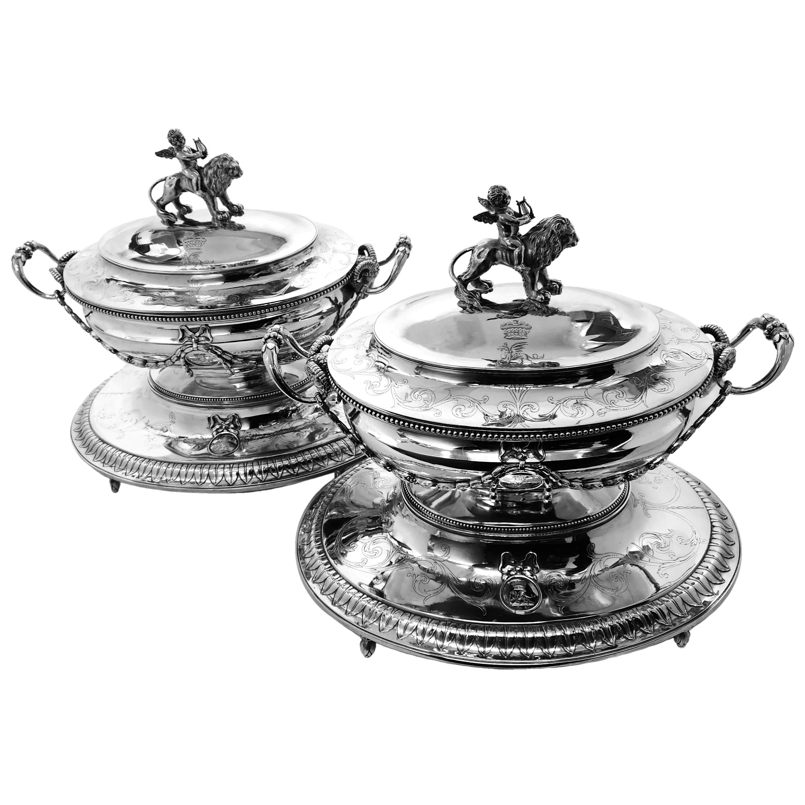 Une magnifique paire de soupières anciennes en argent de l'époque géorgienne faisant partie d'un service important pour le comte de Lonsdale. 

Chaque soupière ovale à couvercle en argent est ornée d'un motif de guirlande et de nœud ciselé, avec un
