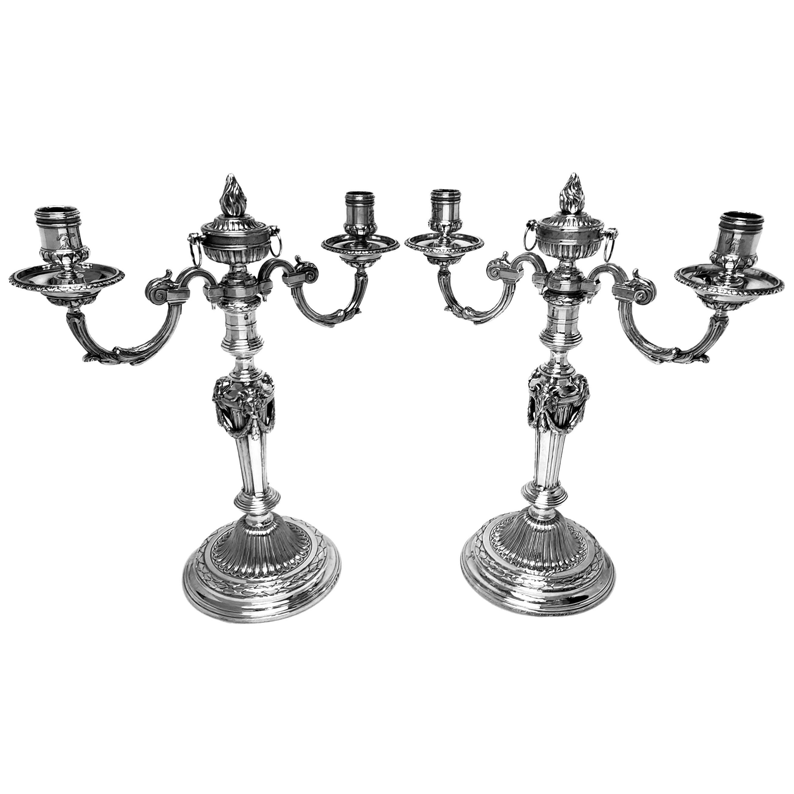 Une paire de magnifiques chandeliers à deux lumières en argent massif de style néo-classique Adams de George III qui peuvent être convertis en chandeliers en enlevant les branches. Les candélabres ont des bases rondes décorées d'une bande de
