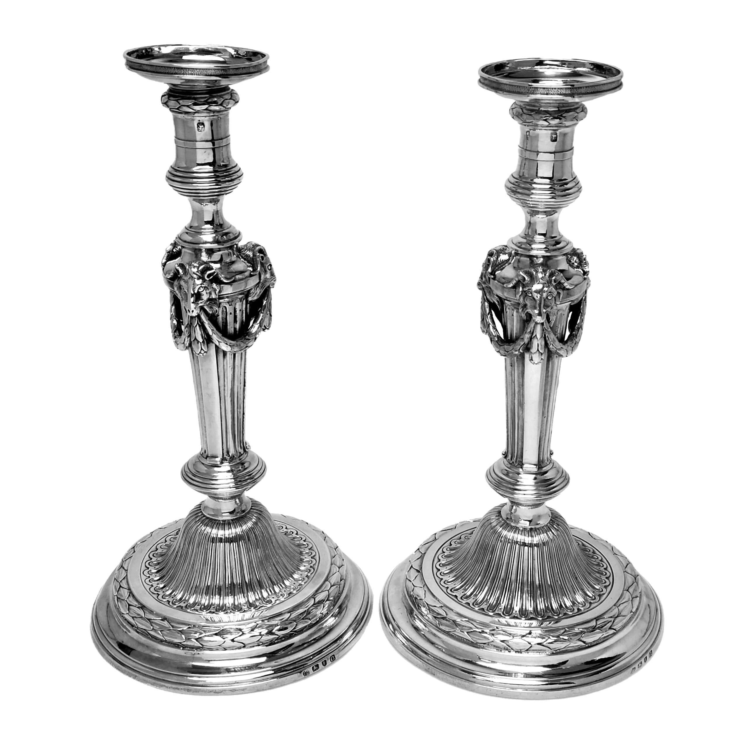 Pareja de candelabros georgianos antiguos de plata de ley 1768 / 78 en Bueno estado para la venta en London, GB