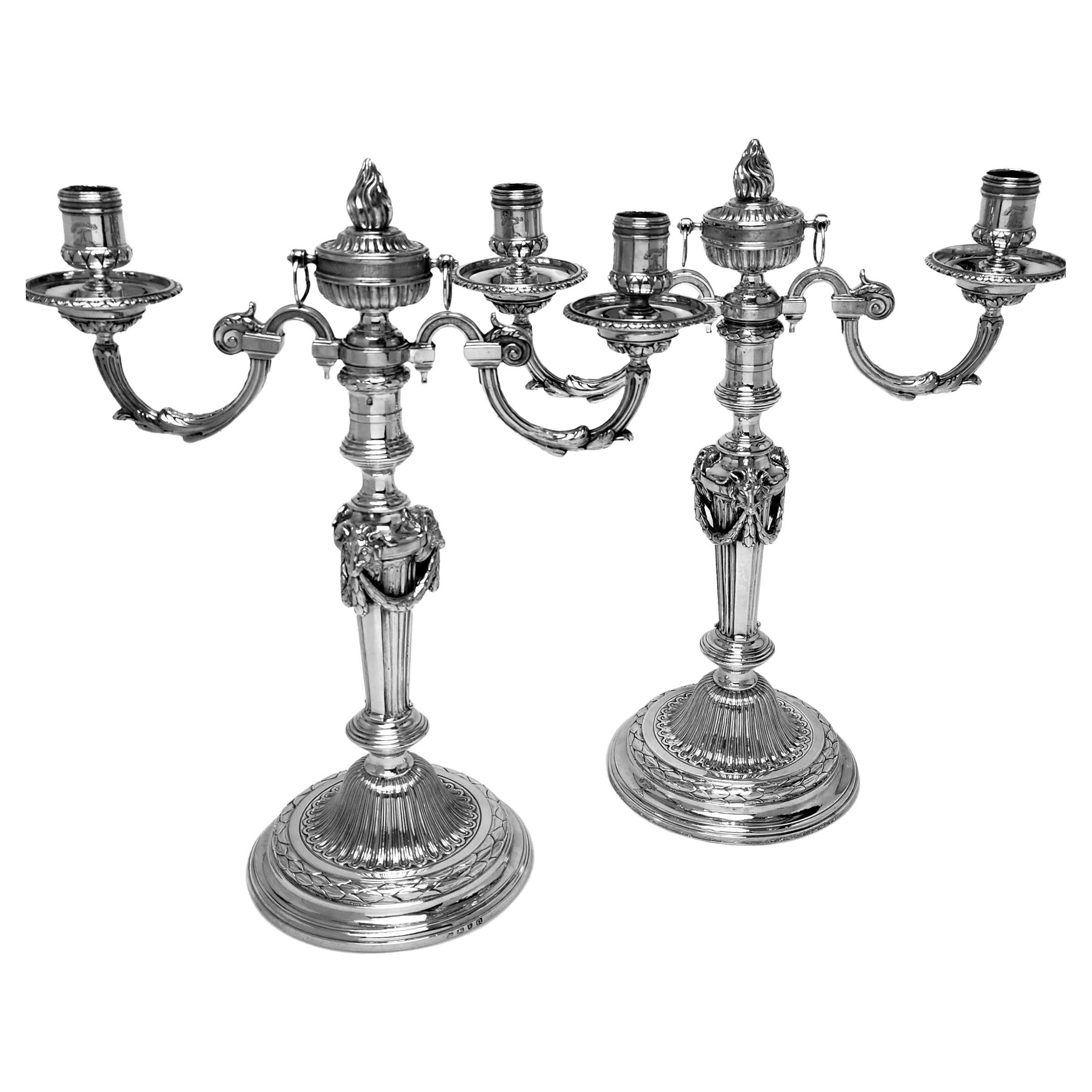 Pareja de candelabros georgianos antiguos de plata de ley 1768 / 78 en venta