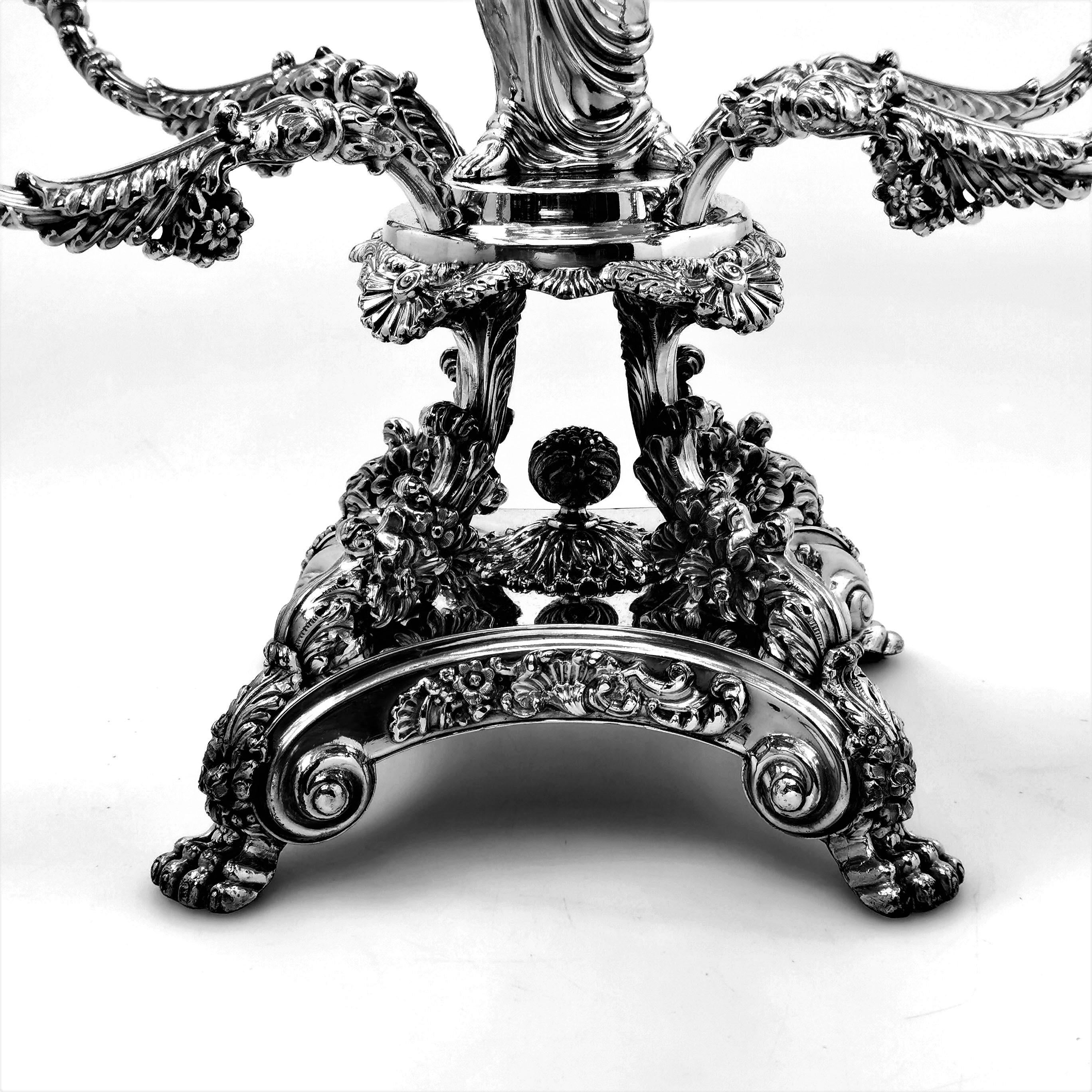 Paire de Centres de Table Epergnes Géorgiens Antique en Argent Sterling Sheffield Plate Epergnes 1824 en vente 4