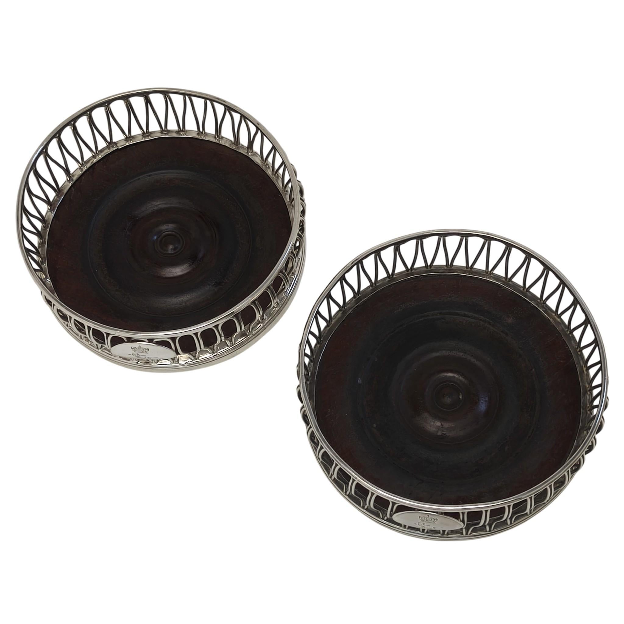 Inglese Coppia di antichi sottobicchieri georgiani in argento sterling per bottiglie di vino 1790 con lavorazione a filo in vendita
