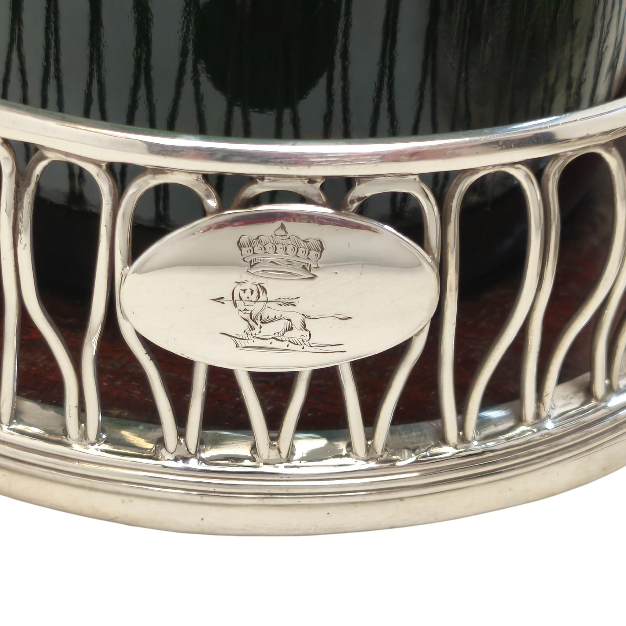 Coppia di antichi sottobicchieri georgiani in argento sterling per bottiglie di vino 1790 con lavorazione a filo In condizioni buone in vendita a London, GB