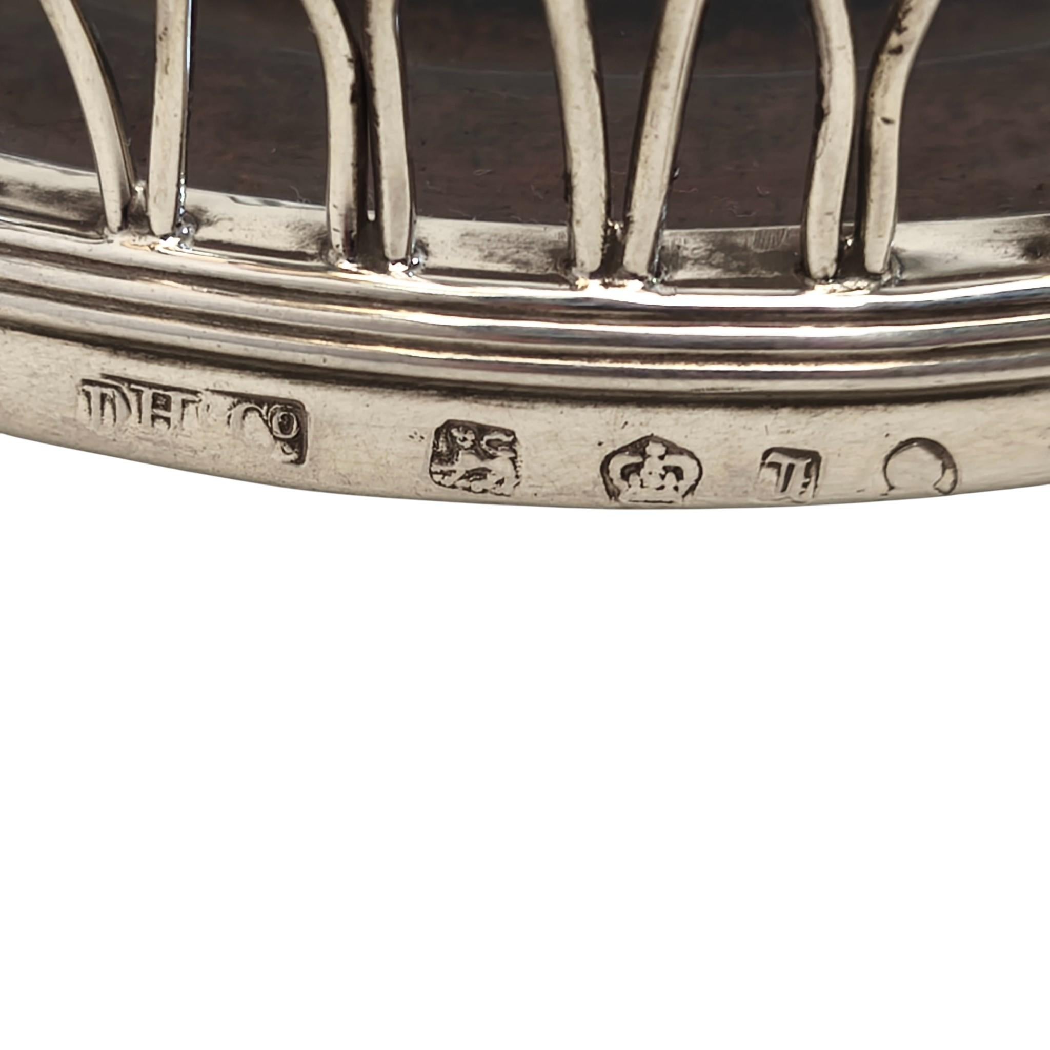 Fino al XVIII secolo Coppia di antichi sottobicchieri georgiani in argento sterling per bottiglie di vino 1790 con lavorazione a filo in vendita