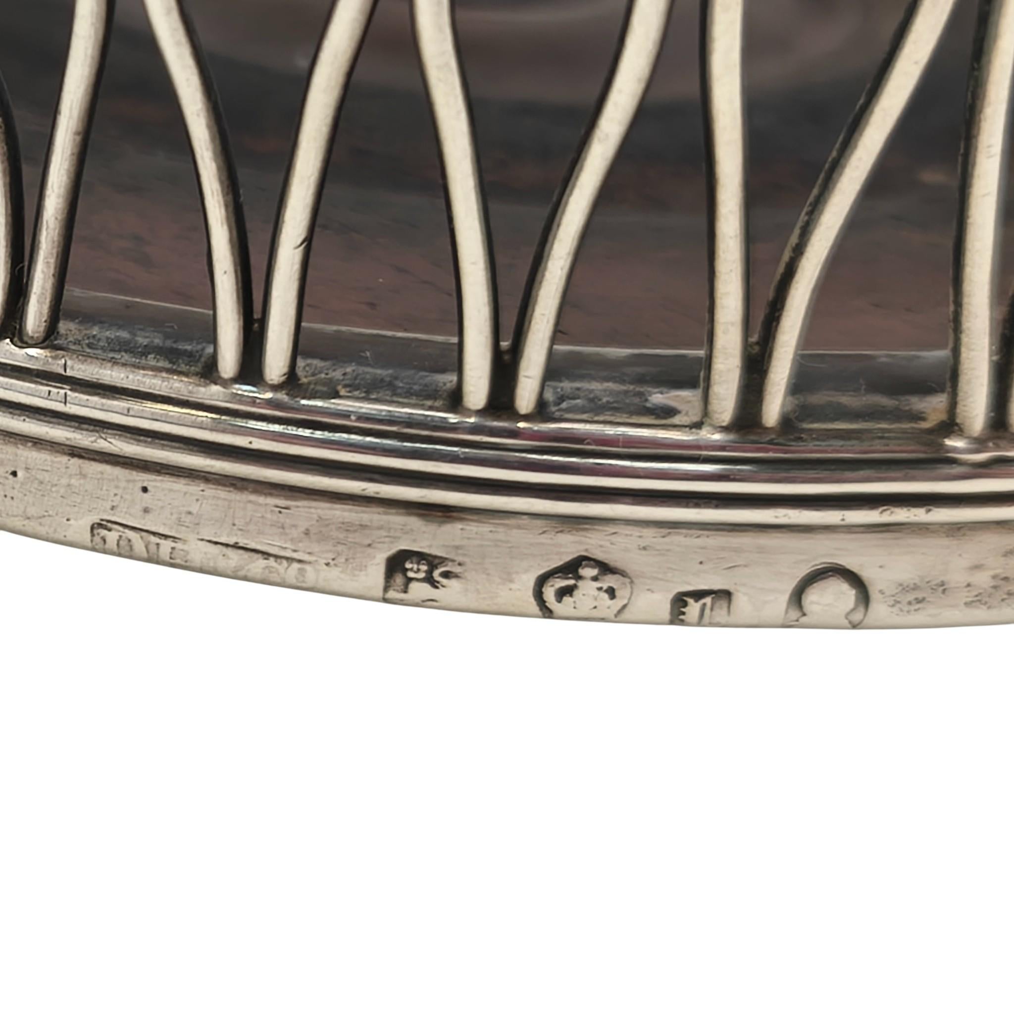 Argento 925 Coppia di antichi sottobicchieri georgiani in argento sterling per bottiglie di vino 1790 con lavorazione a filo in vendita