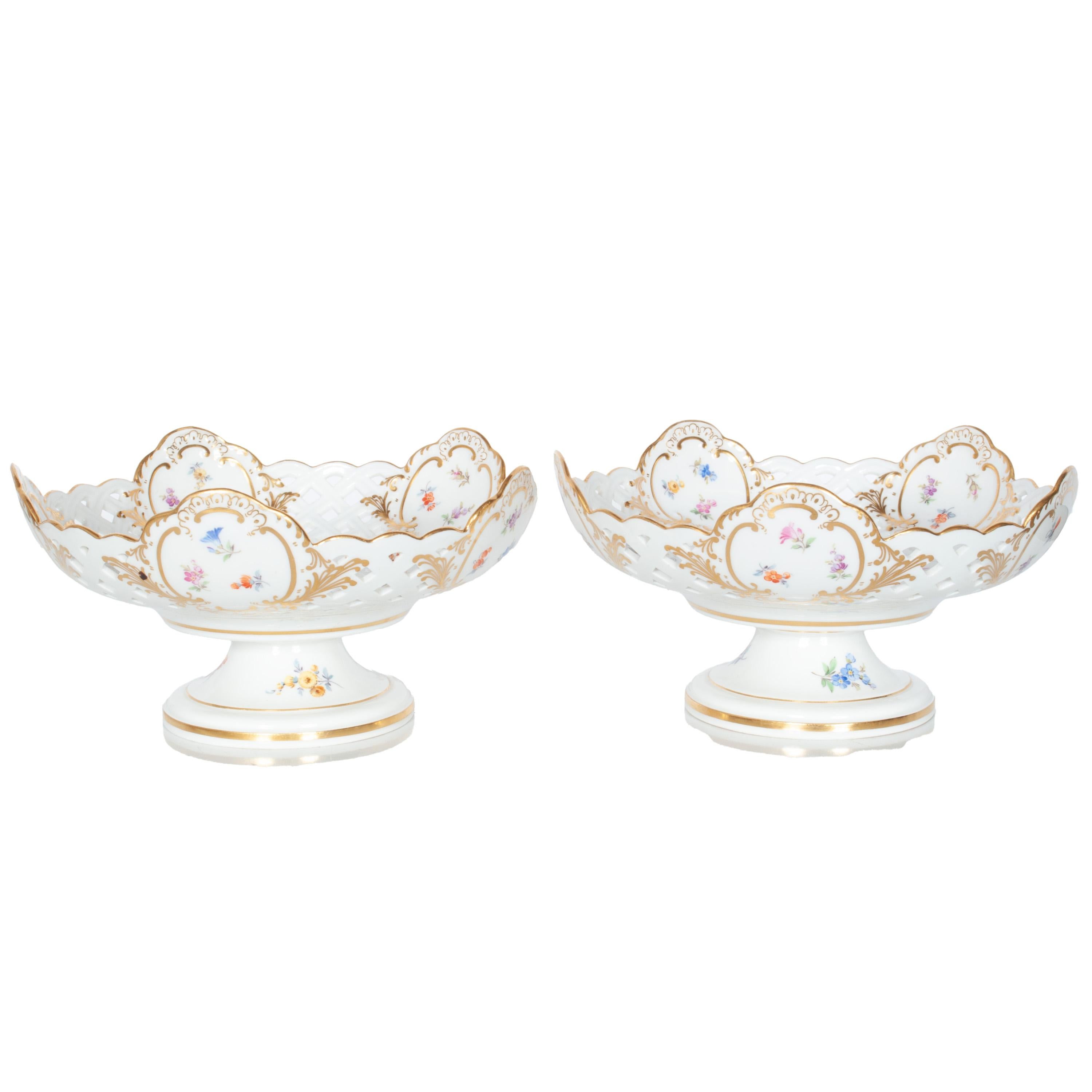 Mid-19th Century Pair Antique German Meissen Porcelain Openwork Compotes Footed Gilt Floral Bowls For Sale